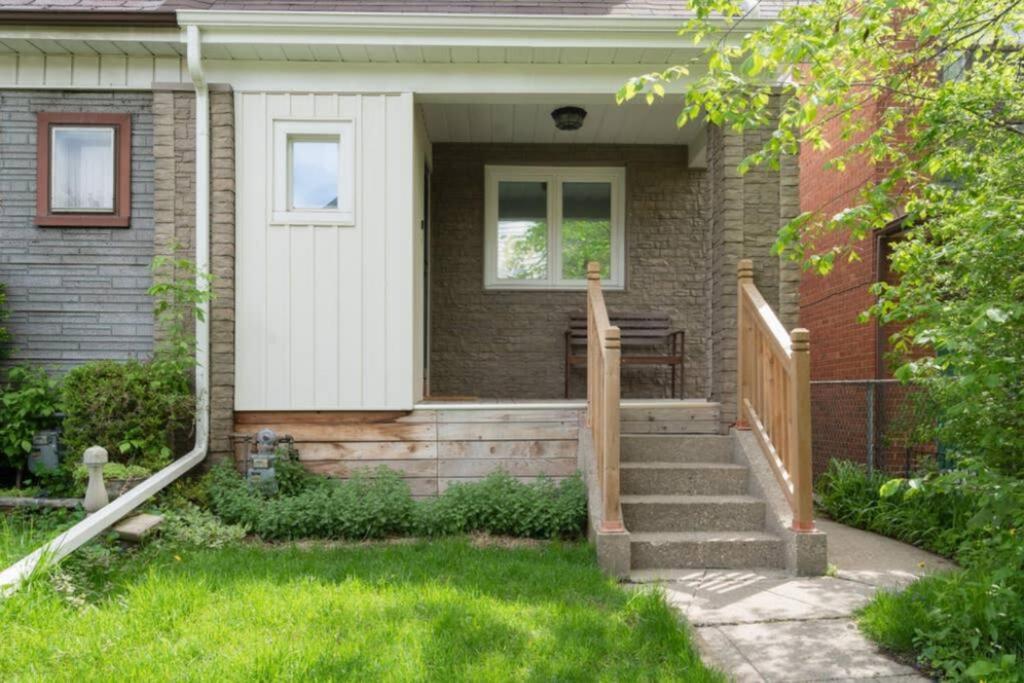 Spacious Room with Ensuite Bathroom near Subway, Koreatown & UofT
