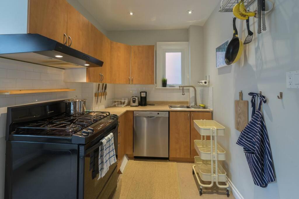 Spacious Room with Ensuite Bathroom near Subway, Koreatown & UofT