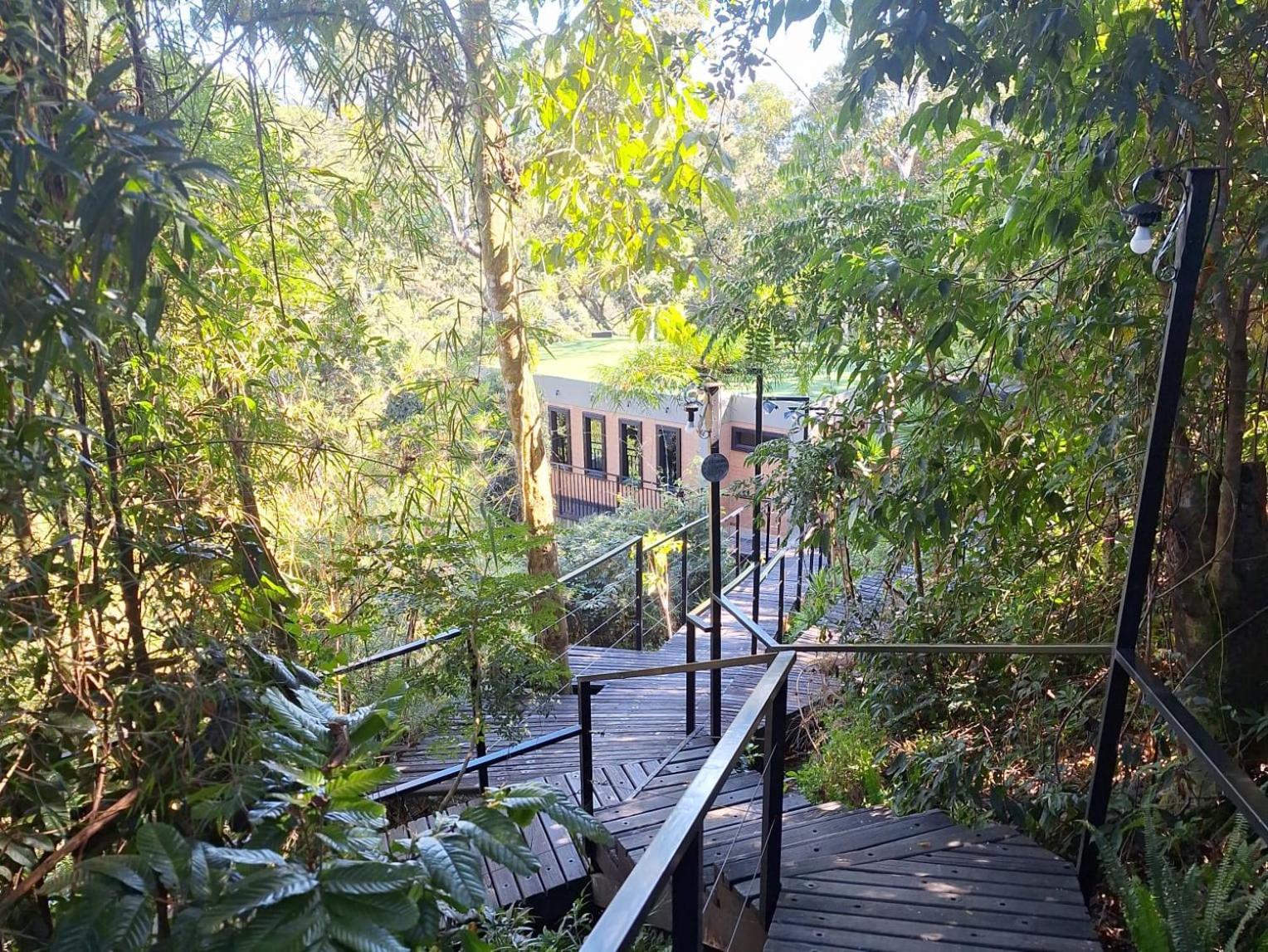 Casa Container 80 - Suítes privativas e sofisticadas integradas à natureza