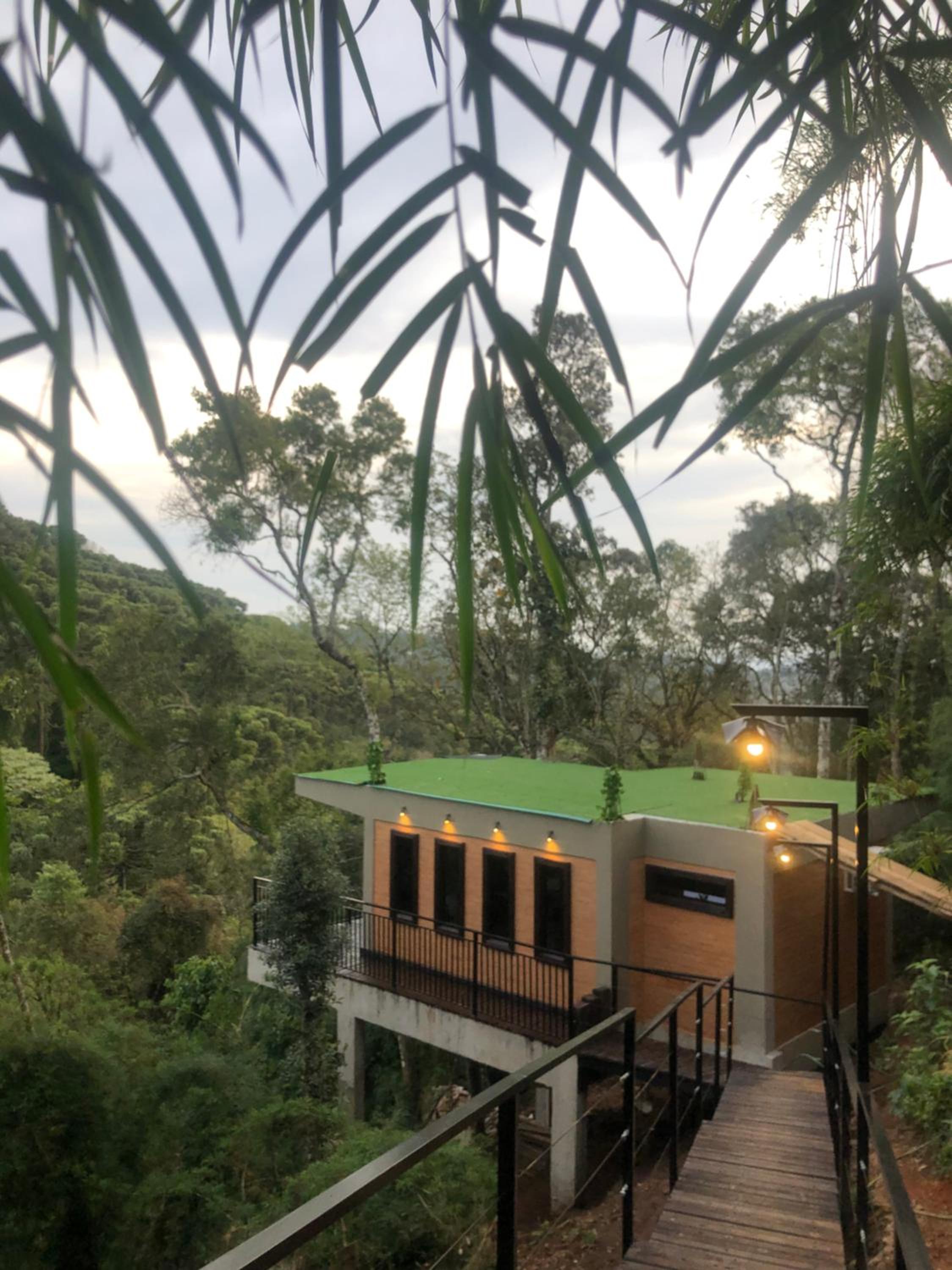 Casa Container 80 - Suítes privativas e sofisticadas integradas à natureza