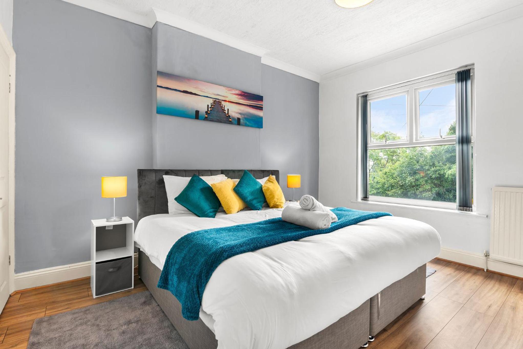 HILLTOP PLACE SUITES 5 beds for CONTRACTORS and FAMILIES near MEADOWHALL with FREE PRIVATE PARKING view 5