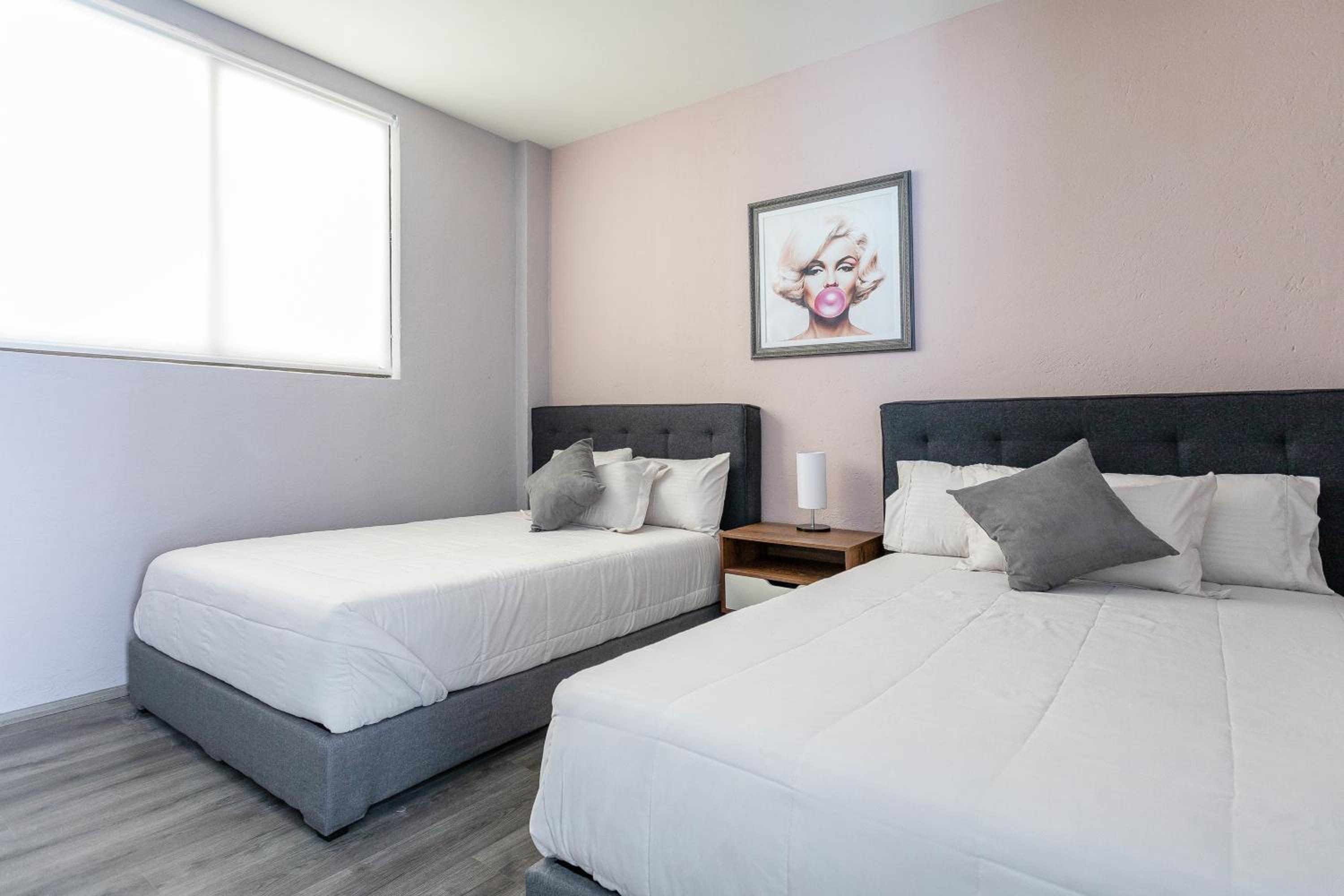 Luxury in the Heart of Roma - Elevator - Sleeps 7 photo 2