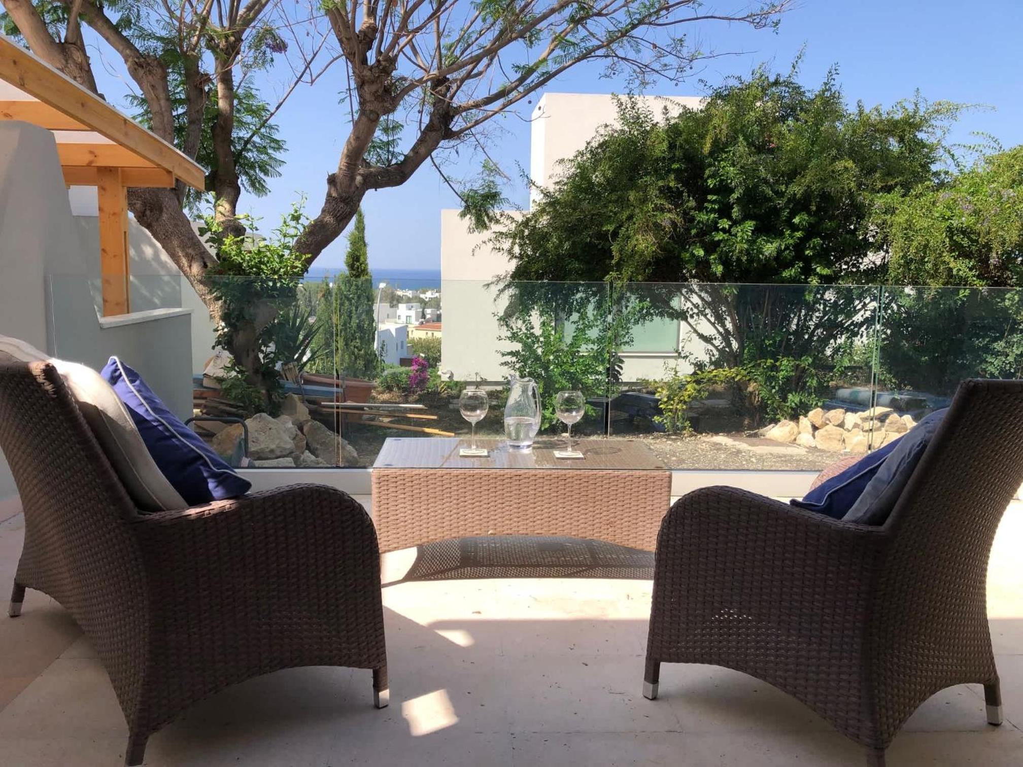 Paphos hidden gem - comfy 2 bed apt with sea views and pool
