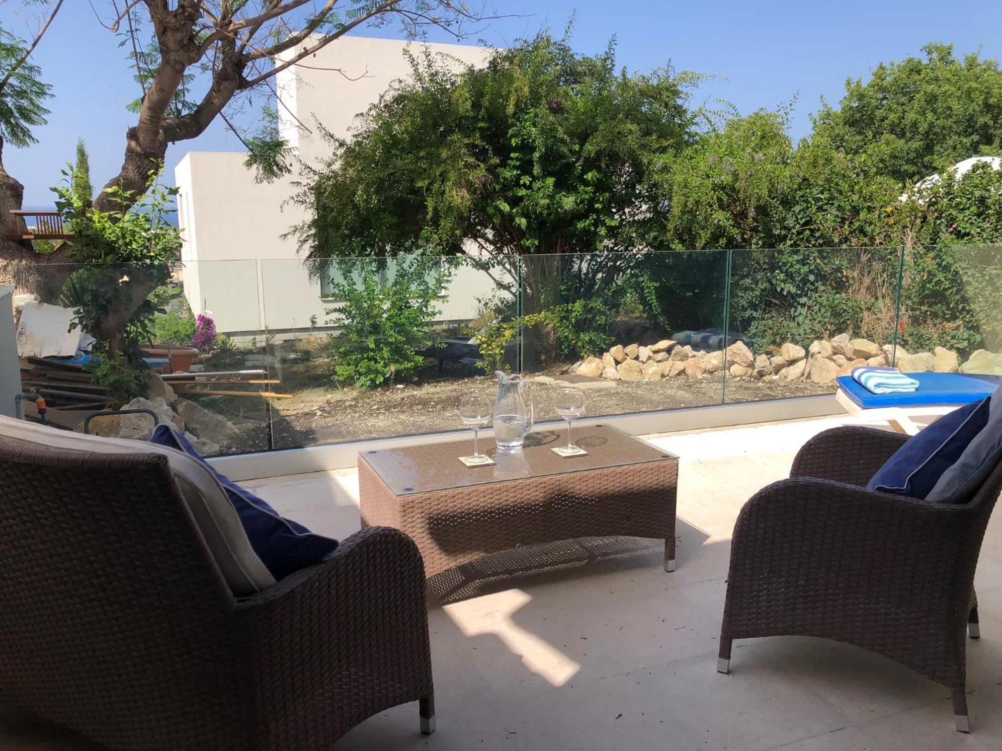 Paphos hidden gem - comfy 2 bed apt with sea views and pool