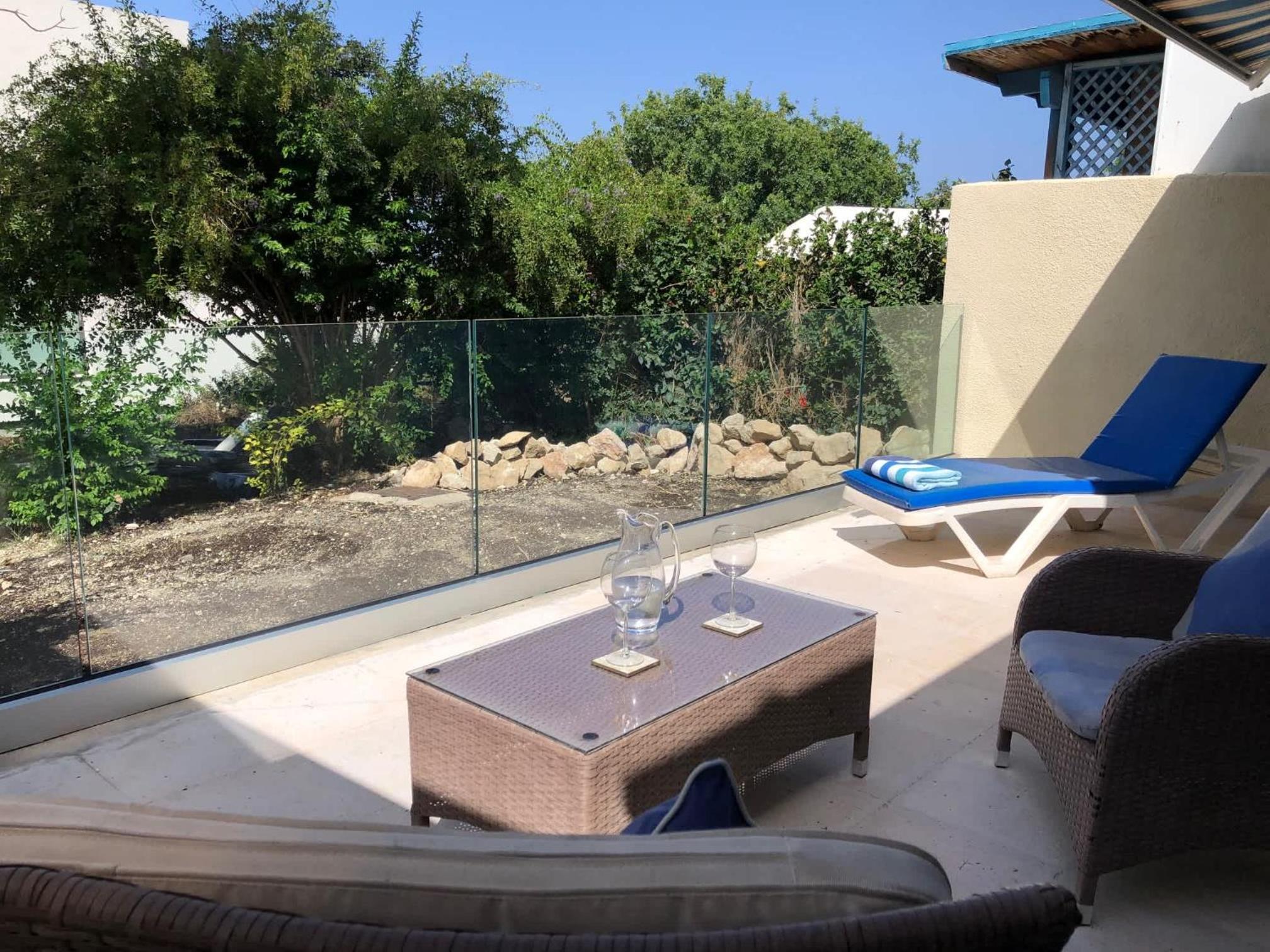 Paphos hidden gem - comfy 2 bed apt with sea views and pool