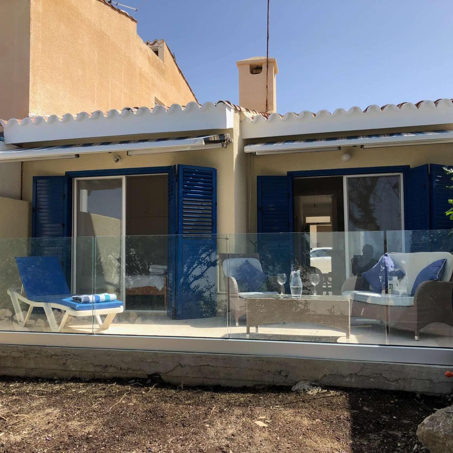 Paphos hidden gem - comfy 2 bed apt with sea views and pool