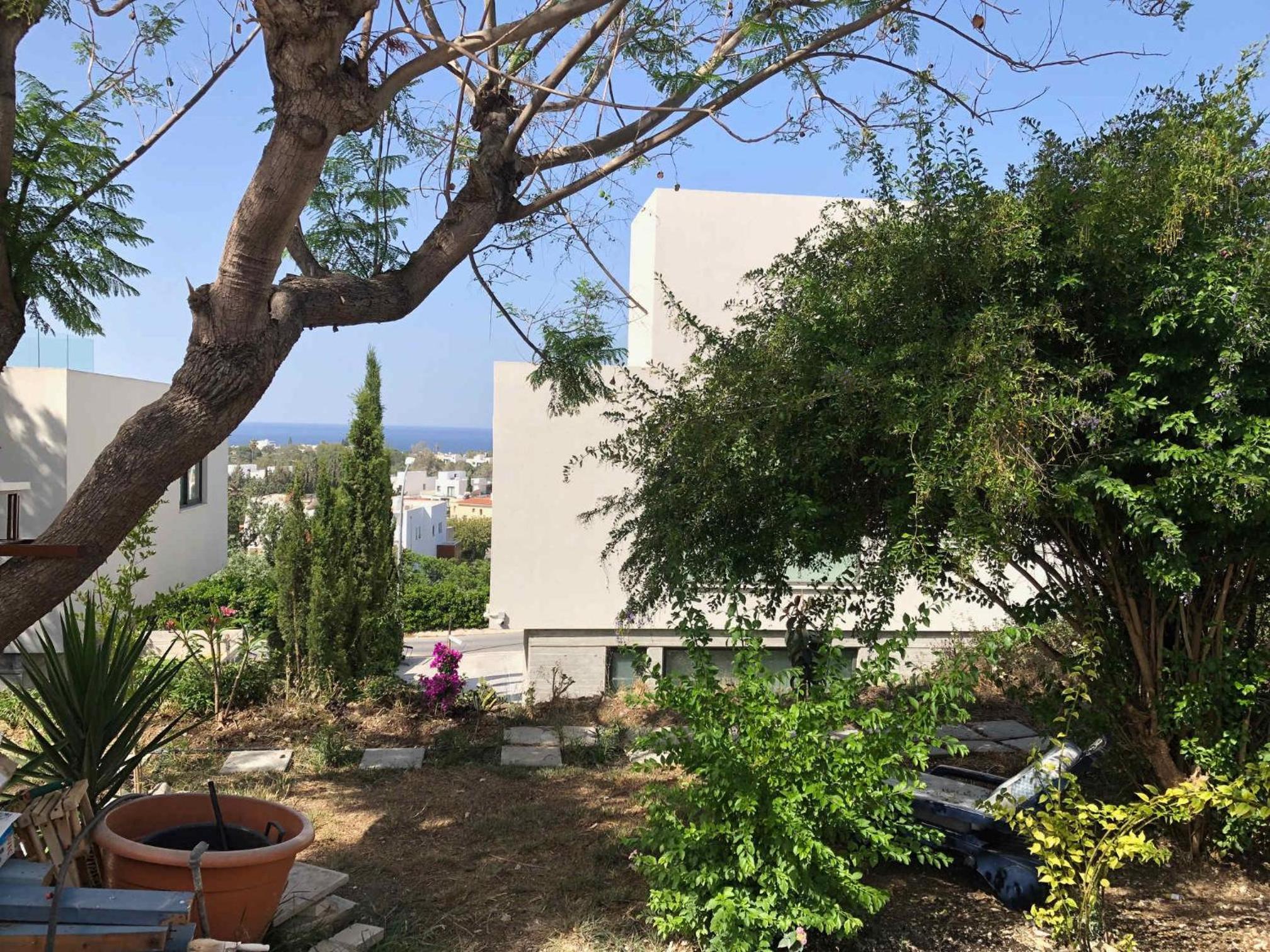 Paphos hidden gem - comfy 2 bed apt with sea views and pool