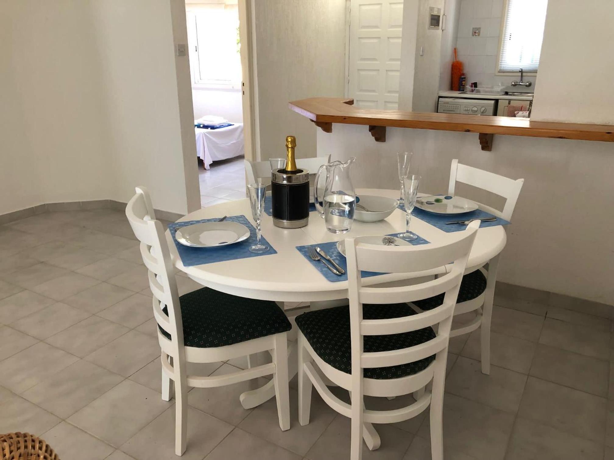 Paphos hidden gem - comfy 2 bed apt with sea views and pool