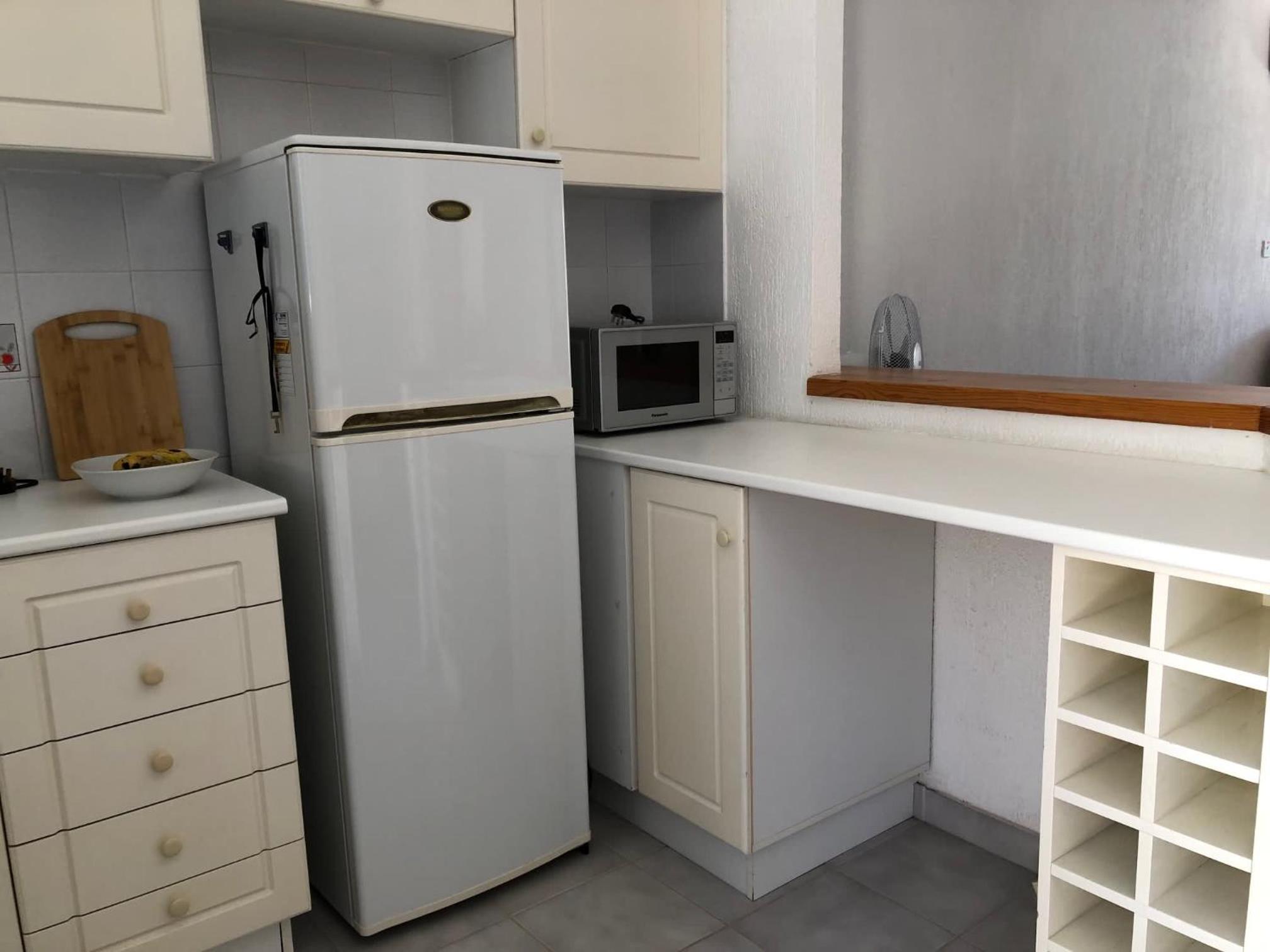 Paphos hidden gem - comfy 2 bed apt with sea views and pool
