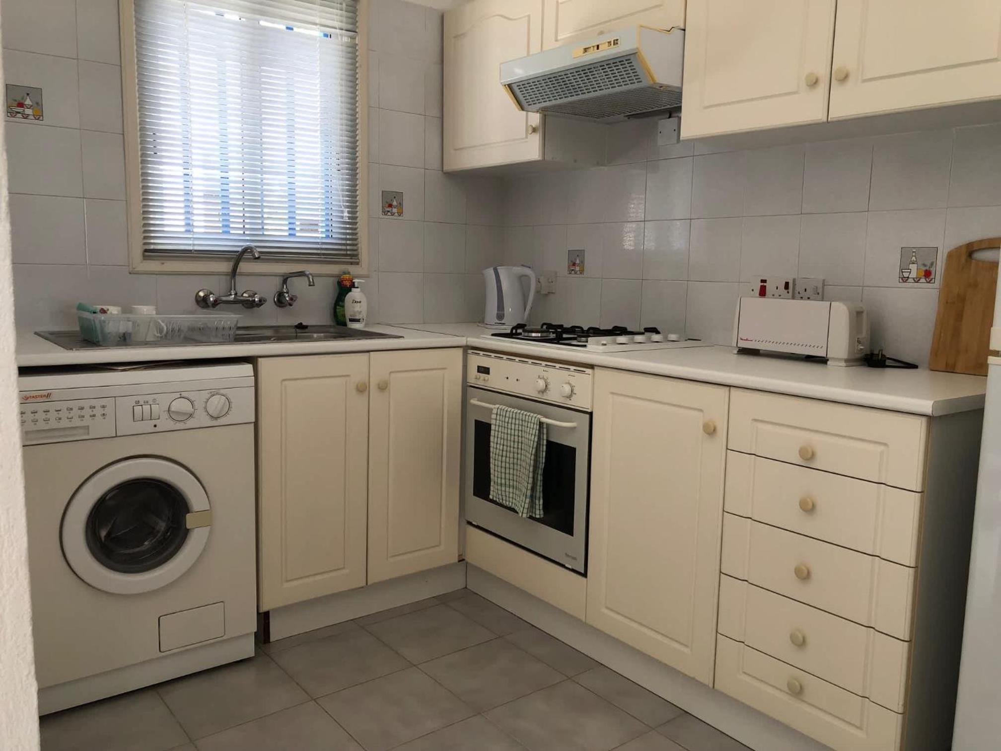Paphos hidden gem - comfy 2 bed apt with sea views and pool