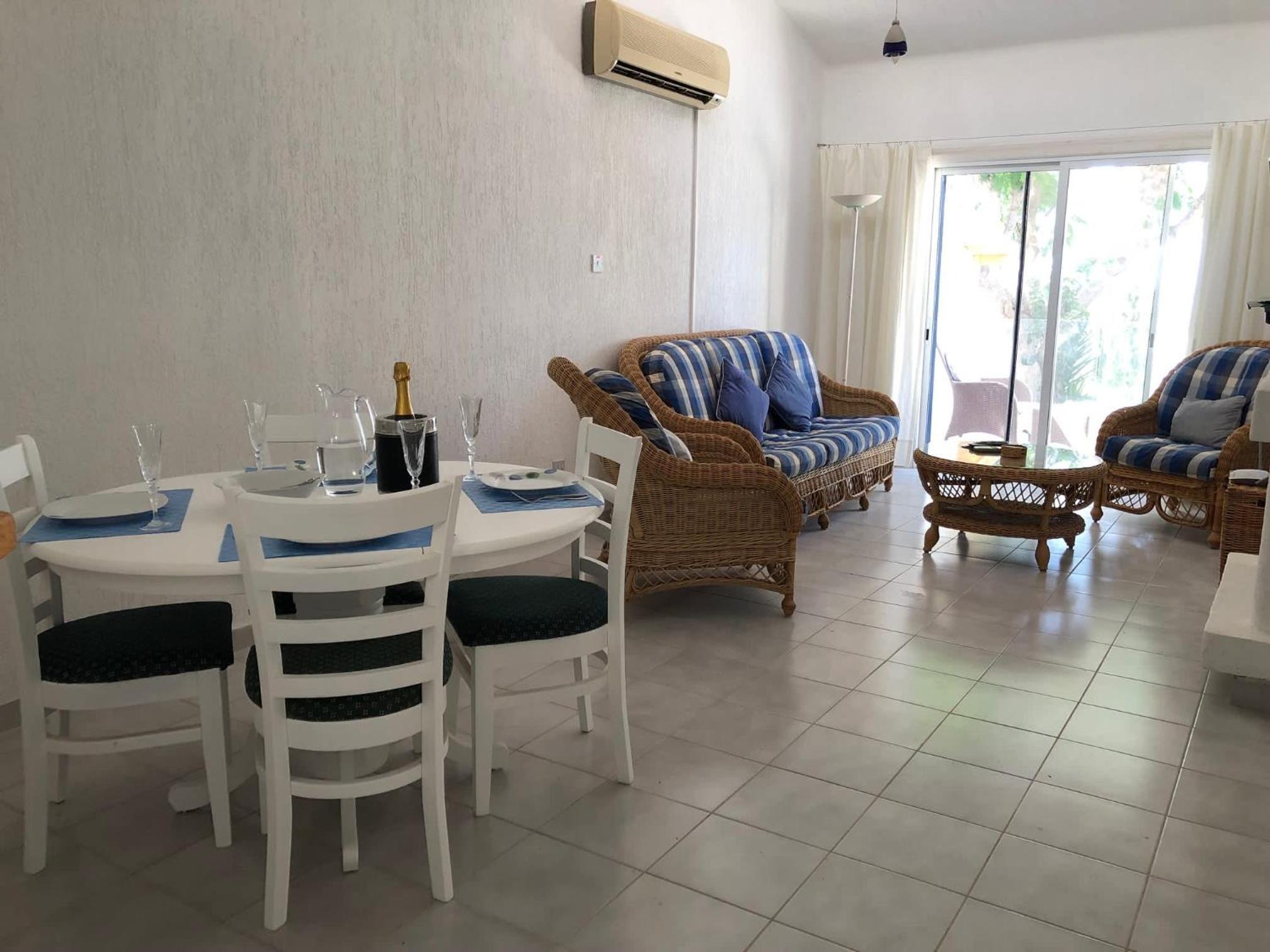 Paphos hidden gem - comfy 2 bed apt with sea views and pool