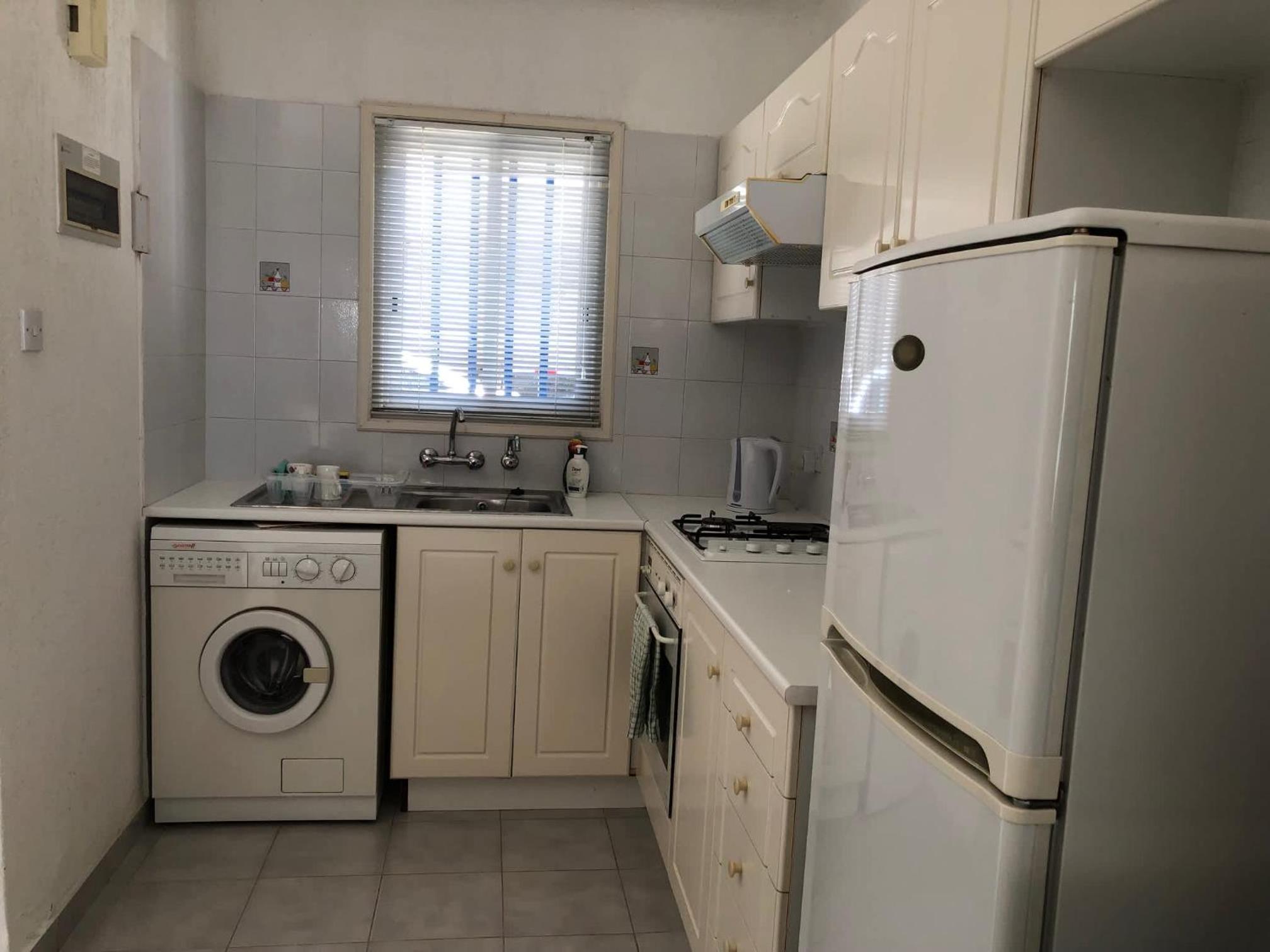 Paphos hidden gem - comfy 2 bed apt with sea views and pool