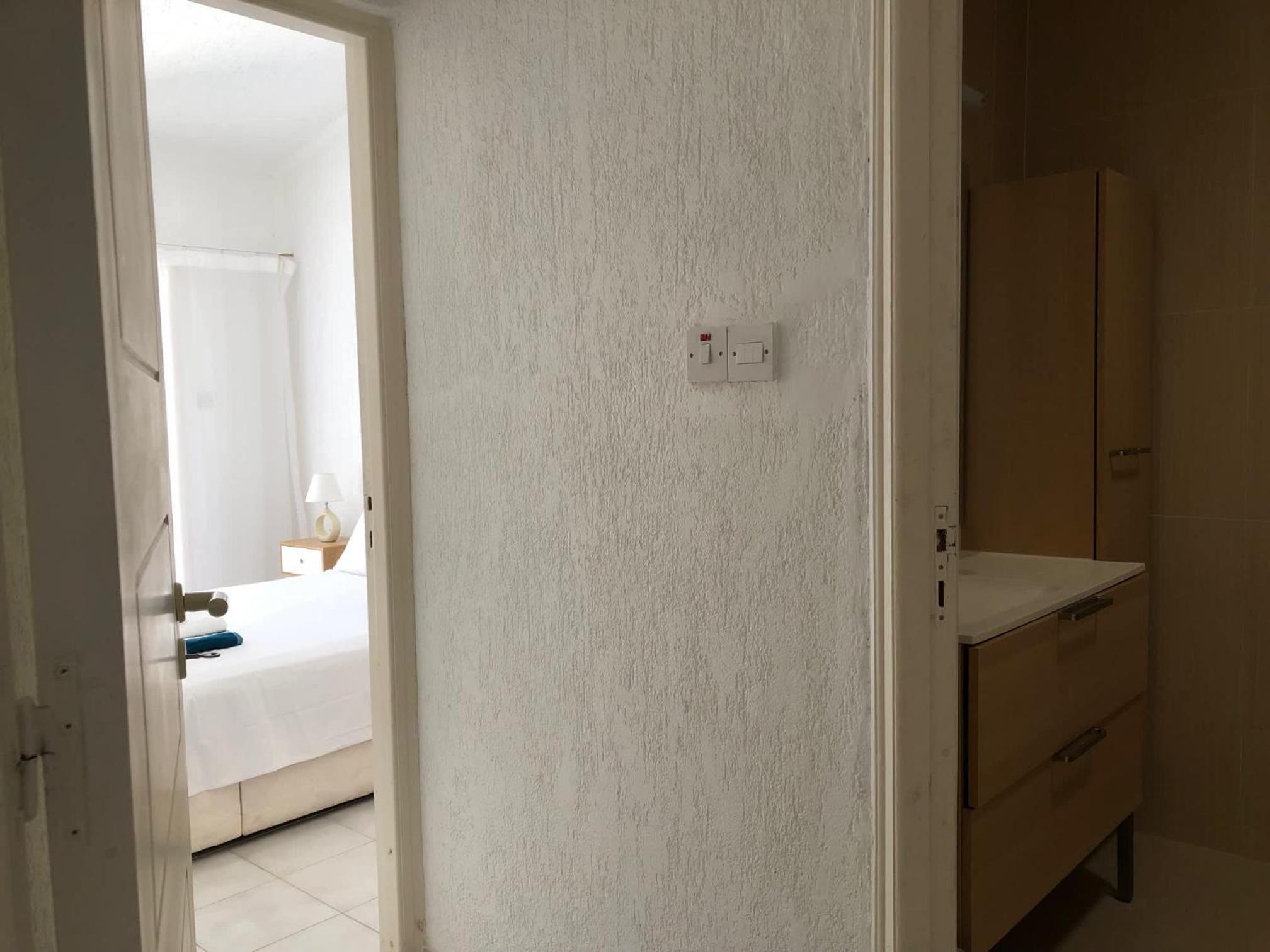 Paphos hidden gem - comfy 2 bed apt with sea views and pool