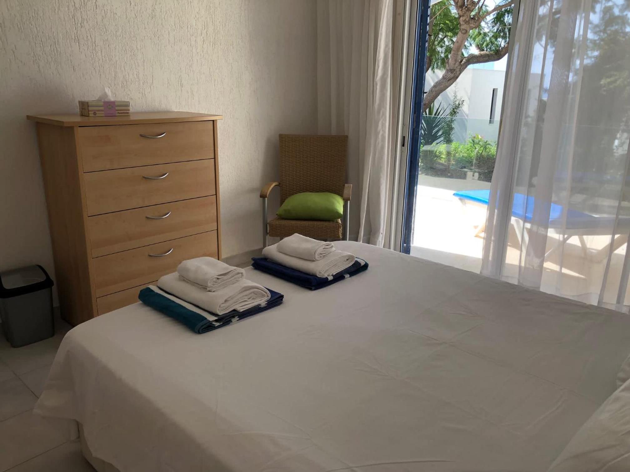 Paphos hidden gem - comfy 2 bed apt with sea views and pool