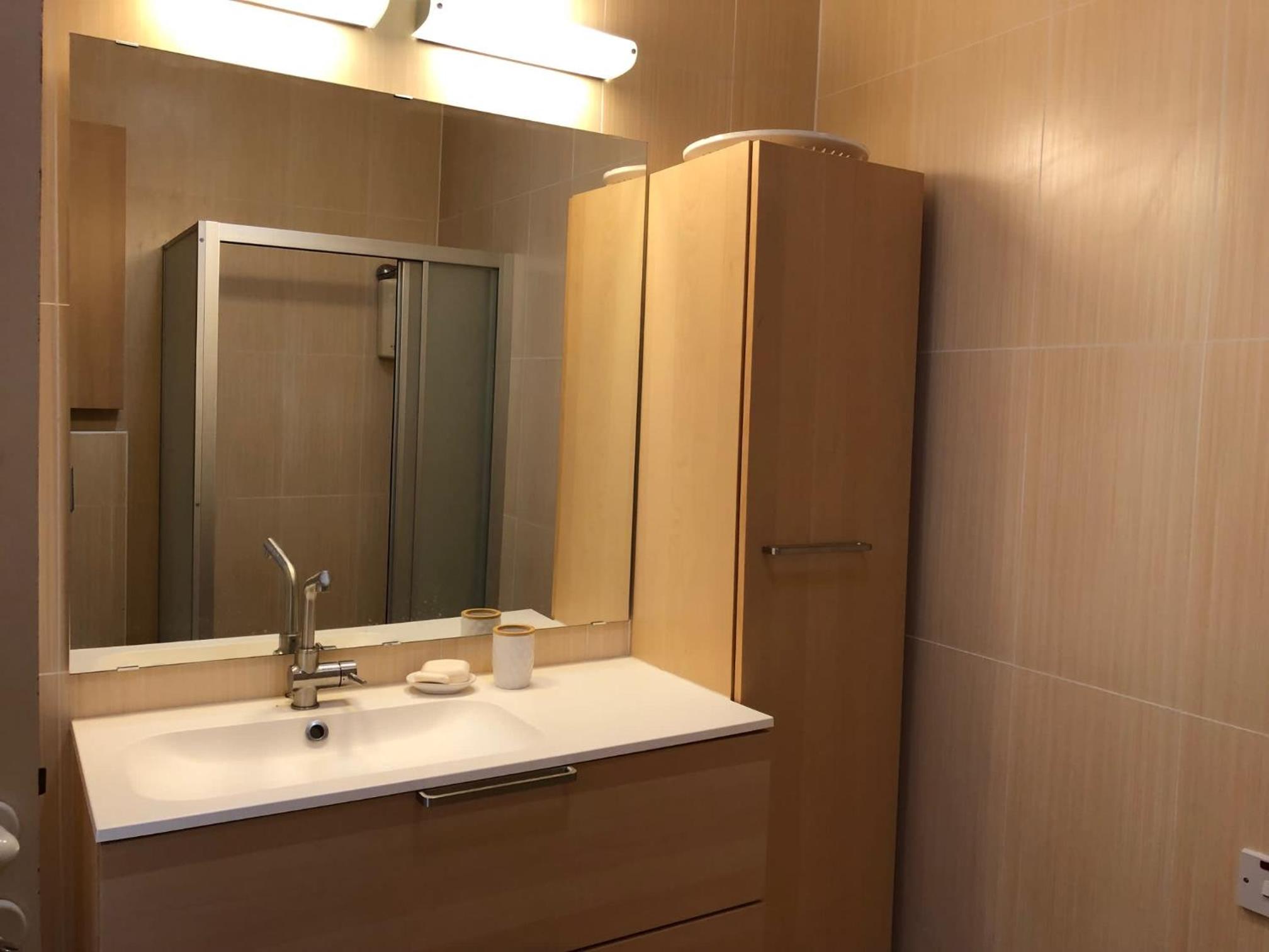 Paphos hidden gem - comfy 2 bed apt with sea views and pool