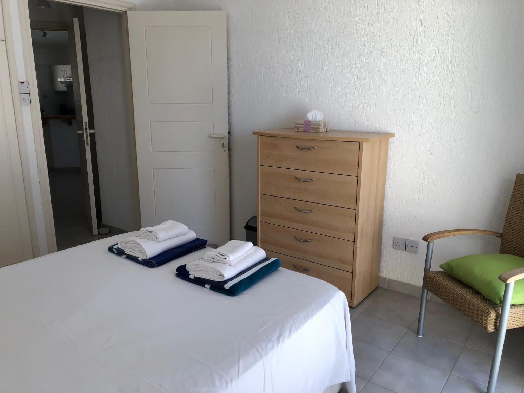 Paphos hidden gem - comfy 2 bed apt with sea views and pool