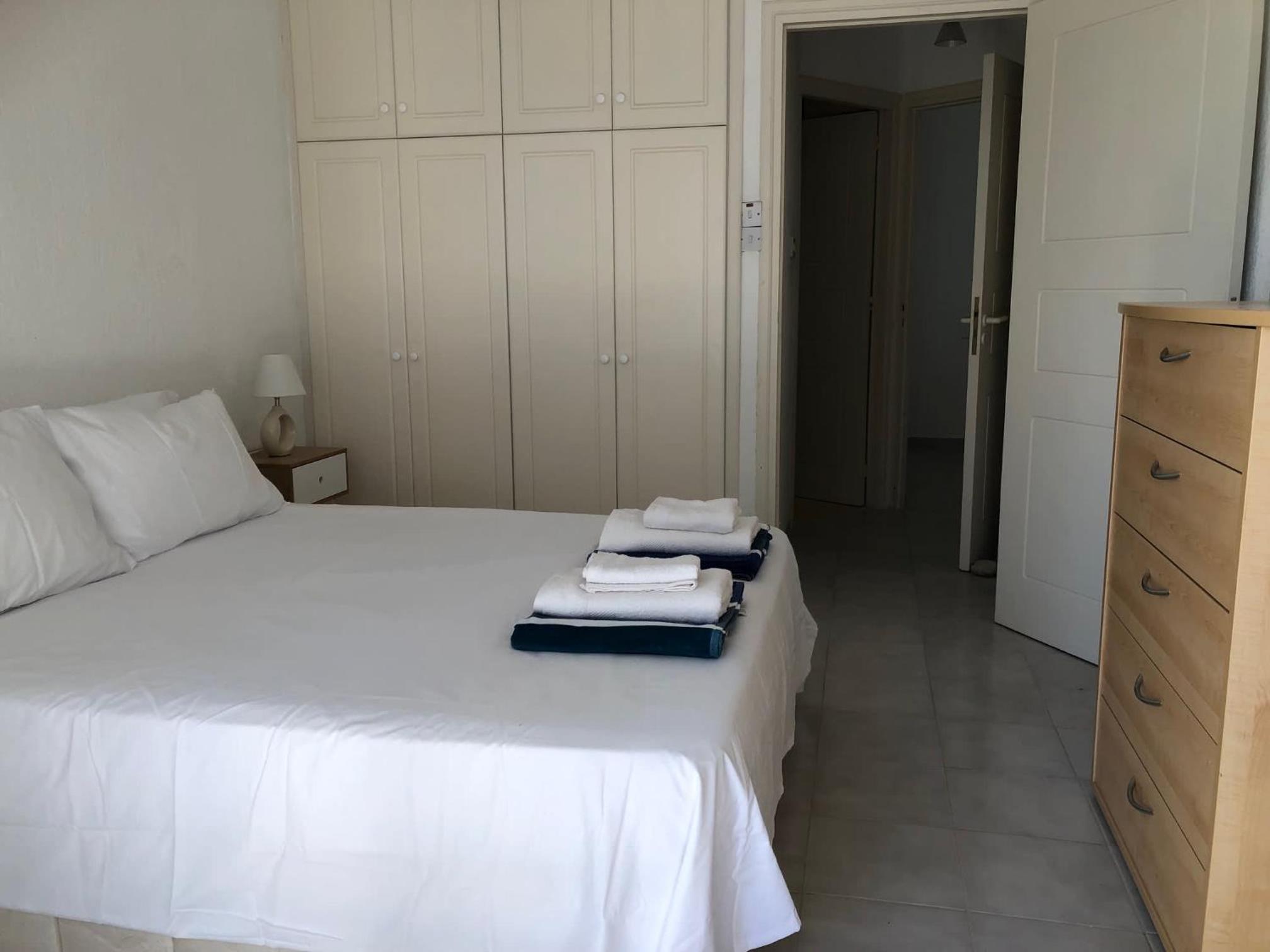Paphos hidden gem - comfy 2 bed apt with sea views and pool