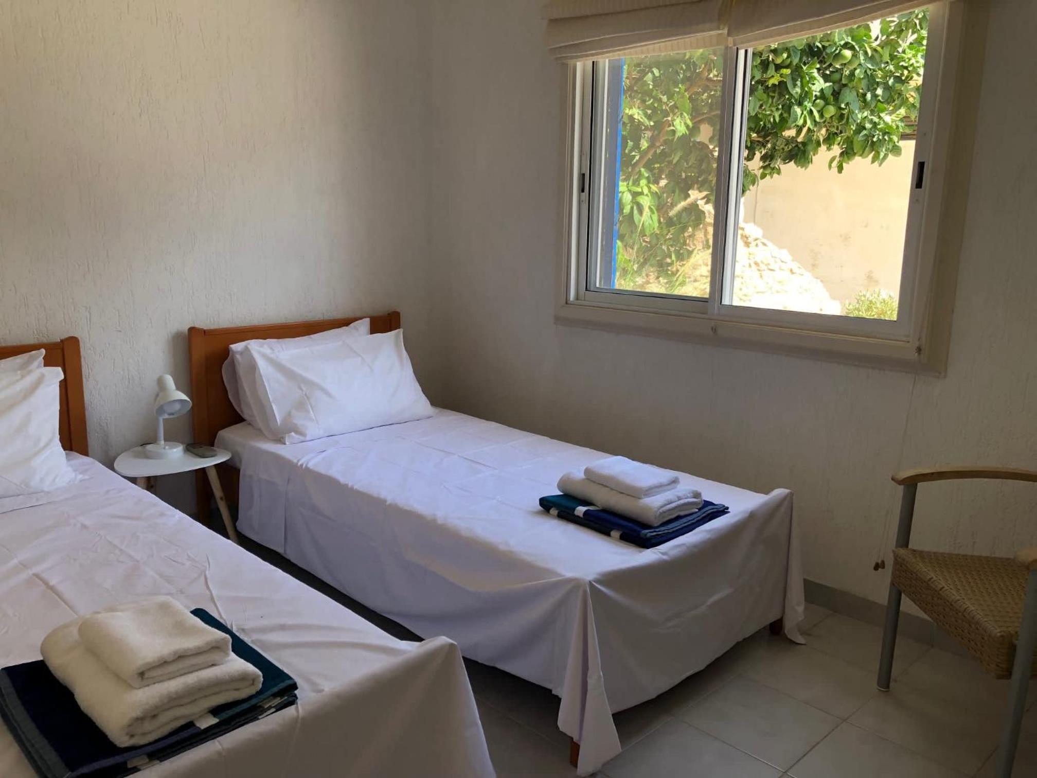 Paphos hidden gem - comfy 2 bed apt with sea views and pool