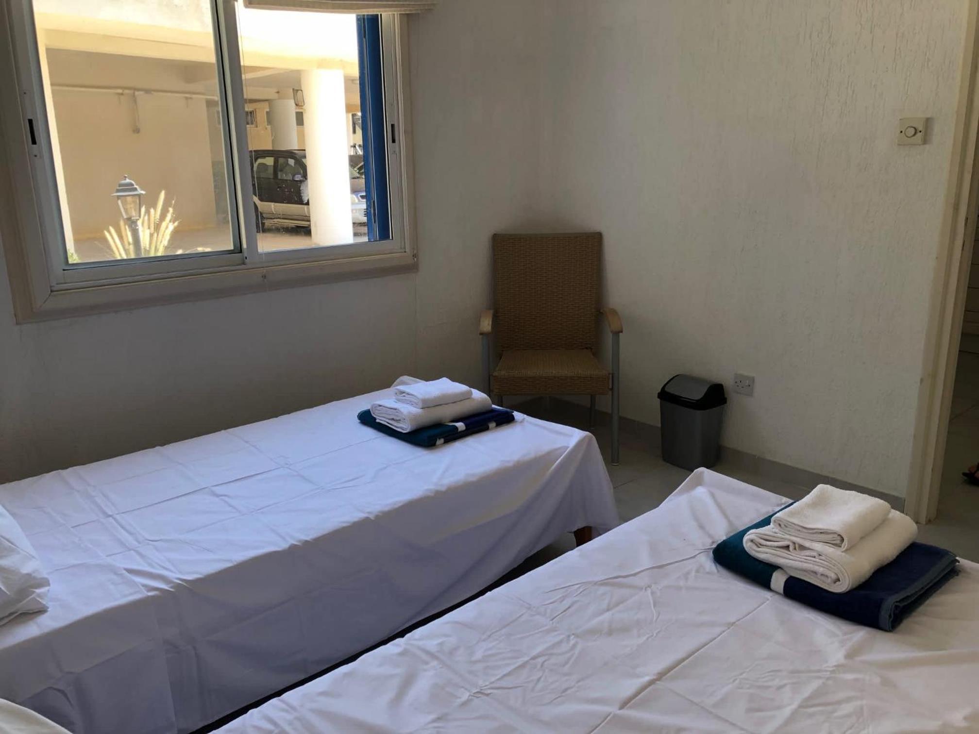 Paphos hidden gem - comfy 2 bed apt with sea views and pool