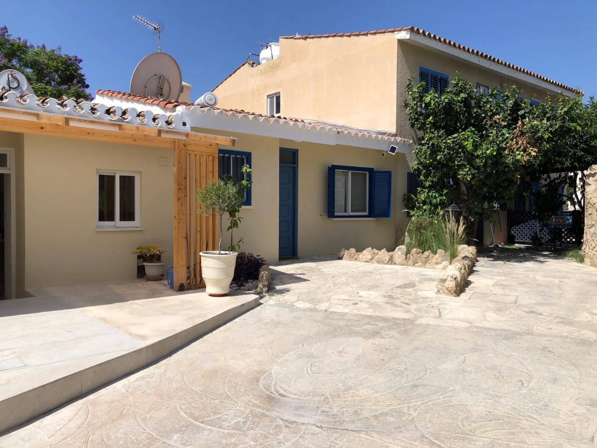 Paphos hidden gem - comfy 2 bed apt with sea views and pool