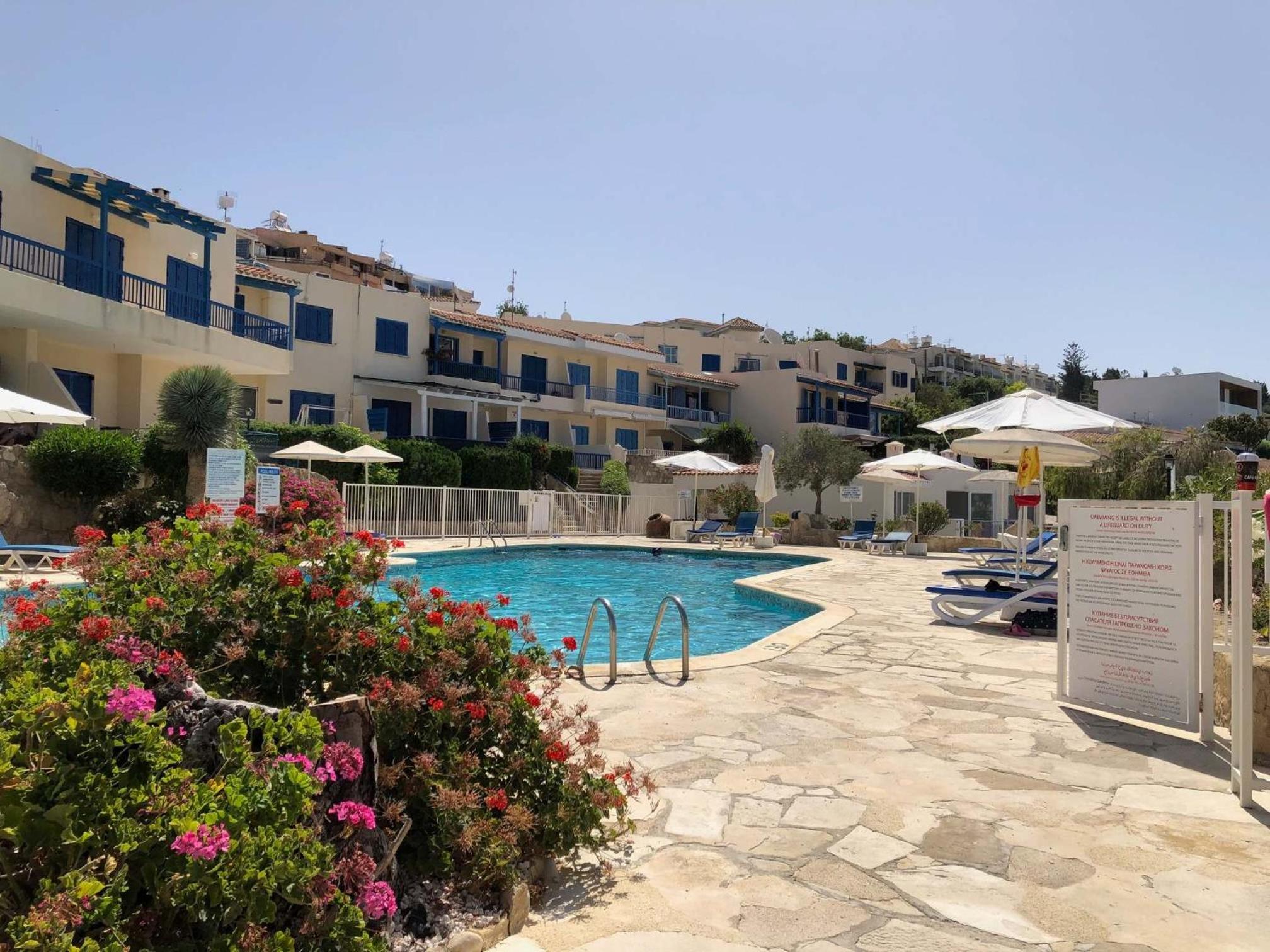 Paphos hidden gem - comfy 2 bed apt with sea views and pool