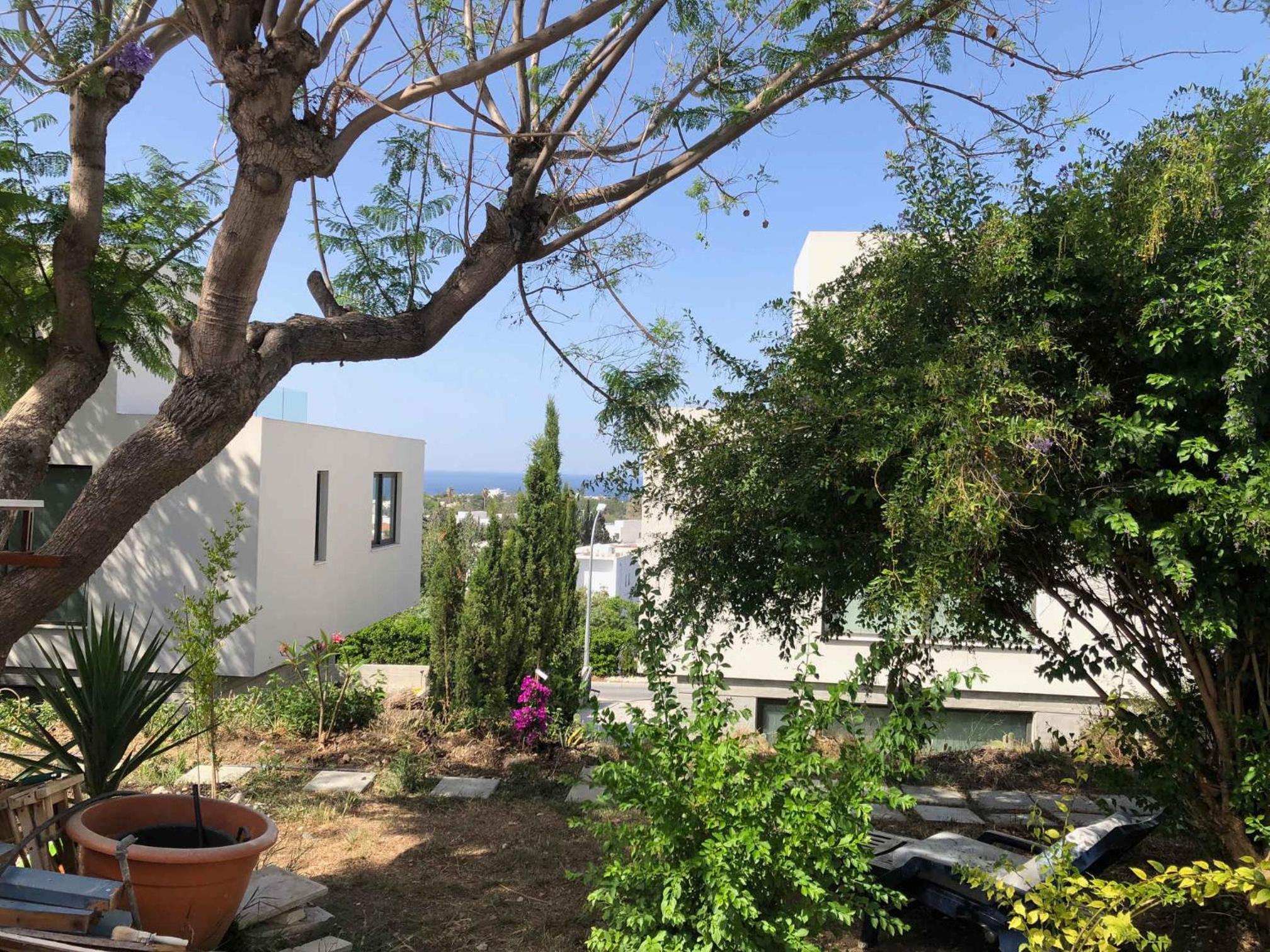 Paphos hidden gem - comfy 2 bed apt with sea views and pool
