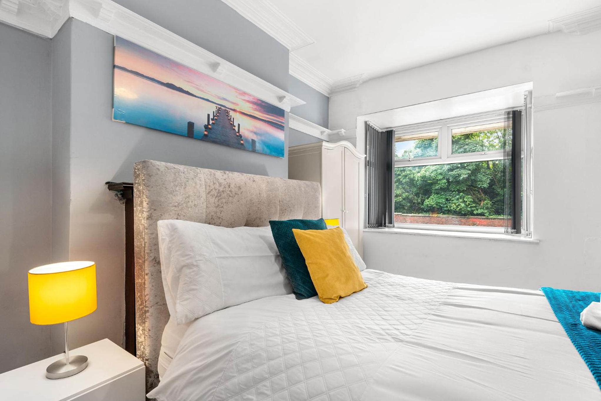 HILLTOP PLACE SUITES 5 beds for CONTRACTORS and FAMILIES near MEADOWHALL with FREE PRIVATE PARKING view 2