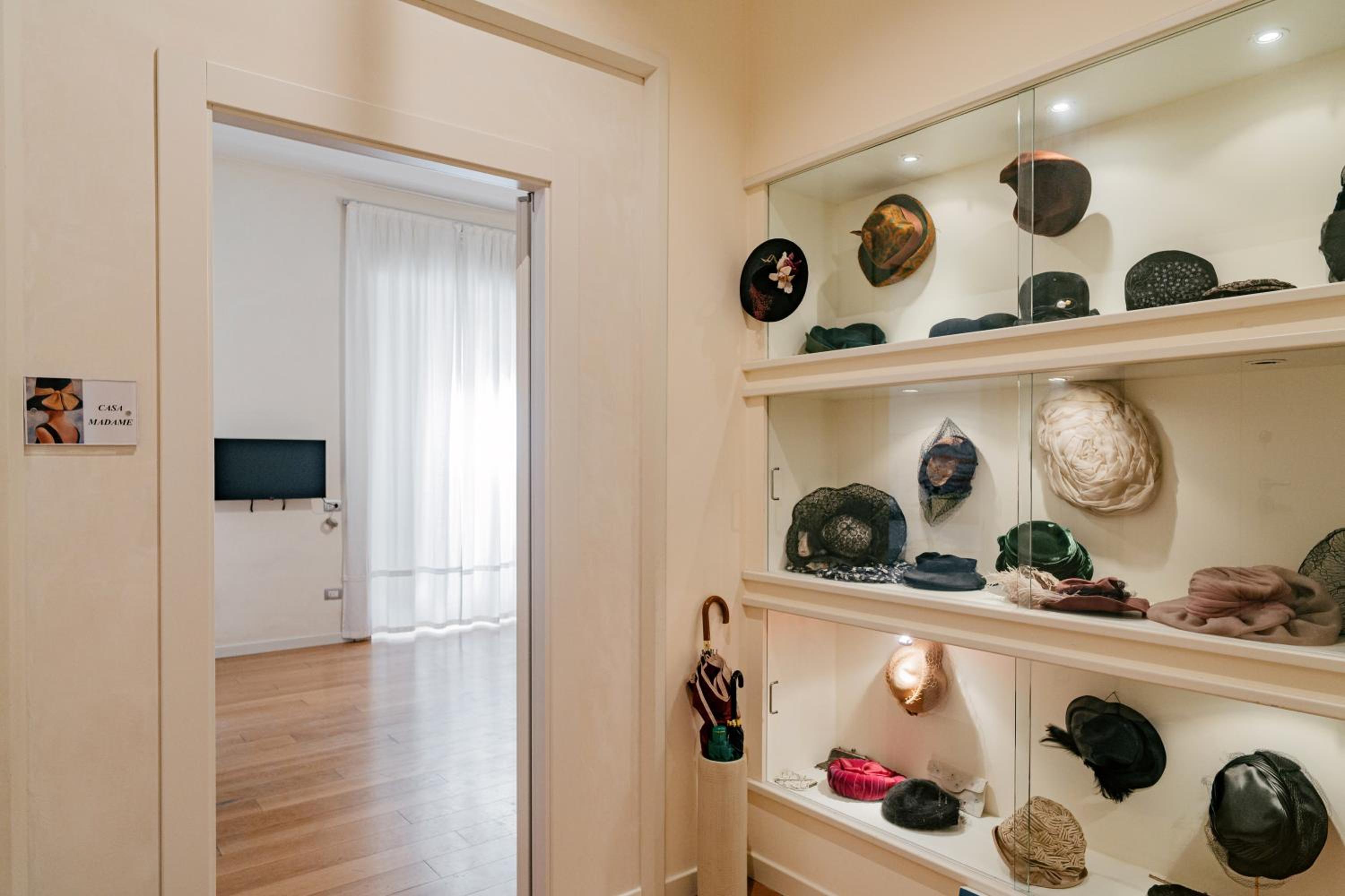 Madame Chapeau Bari view 5