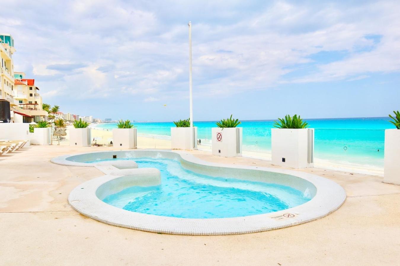 Oceanfront w/balcony, pool & beach access