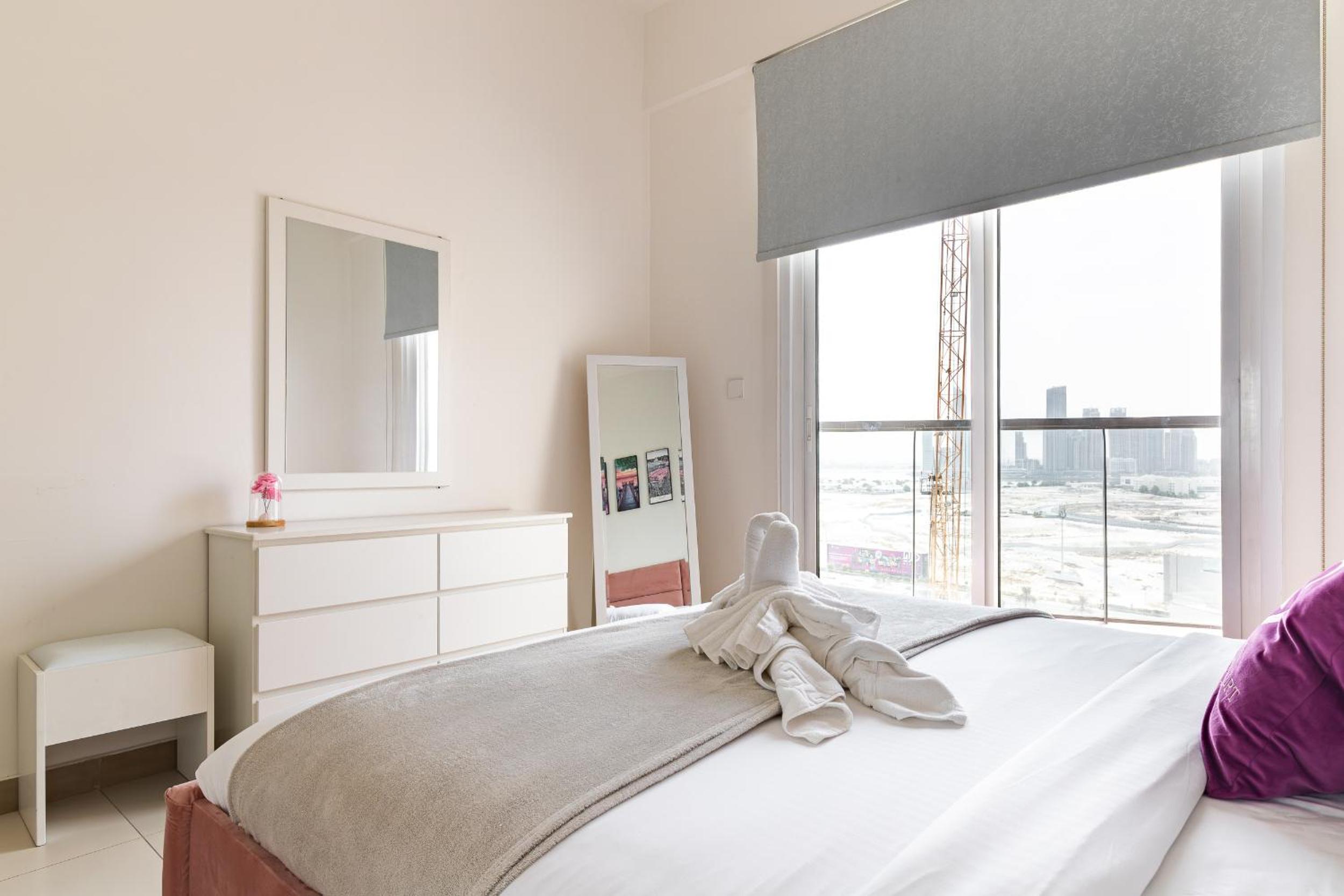 Binghatti Gateway Family 2BR with Balcony, Close to Dubai Mall & Burj Khalifa by Simply Comfort
