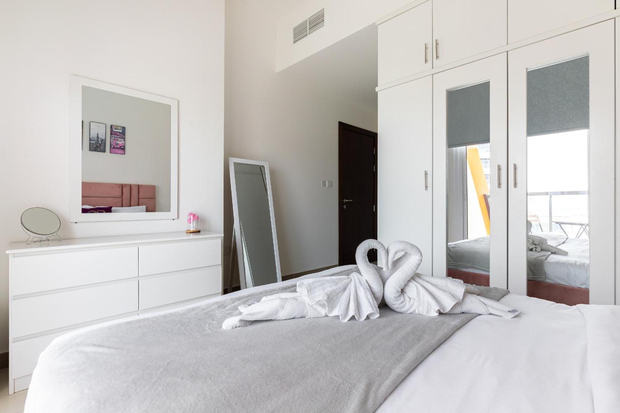 Binghatti Gateway Family 2BR with Balcony, Close to Dubai Mall & Burj Khalifa by Simply Comfort