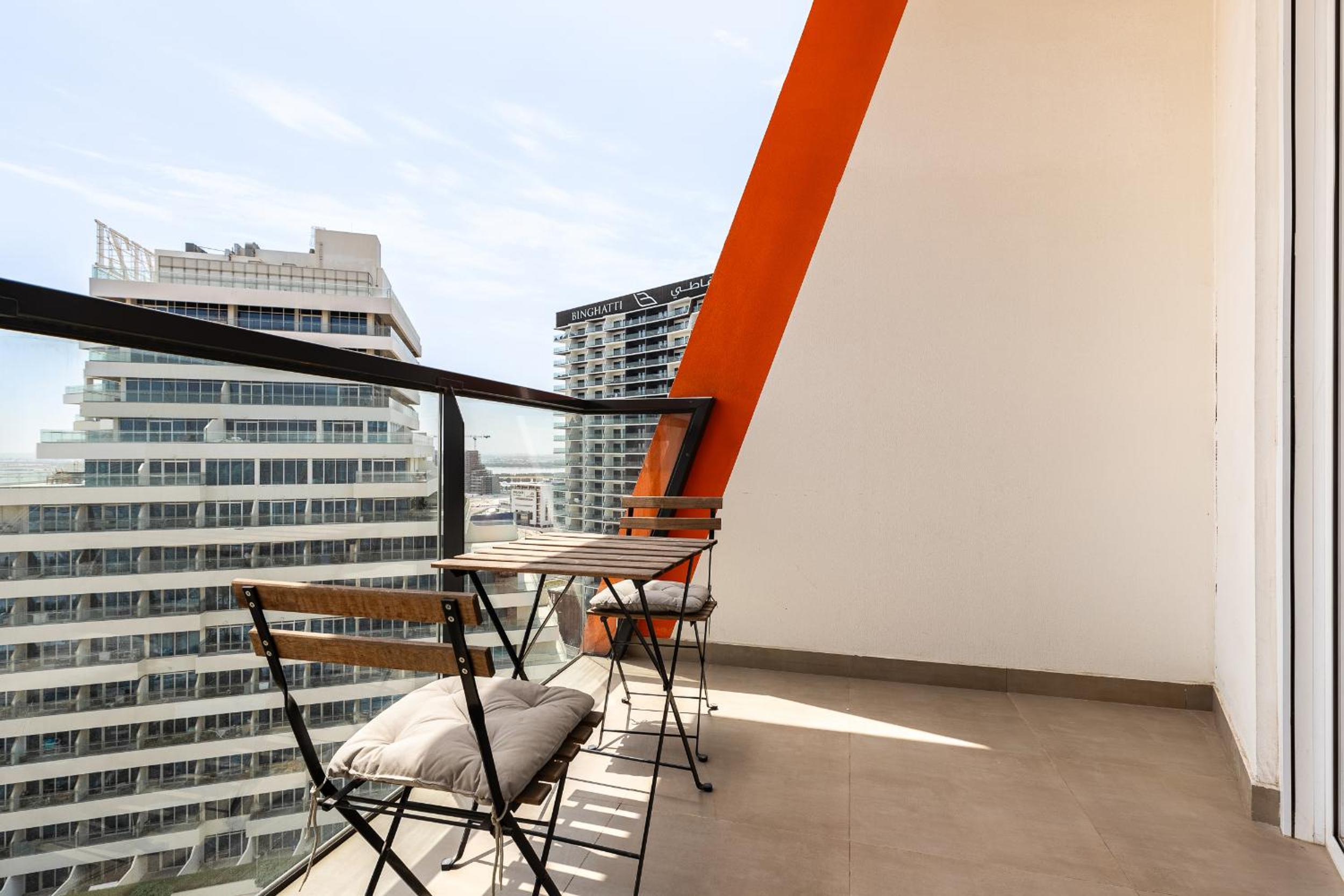 Binghatti Gateway Family 2BR with Balcony, Close to Dubai Mall & Burj Khalifa by Simply Comfort