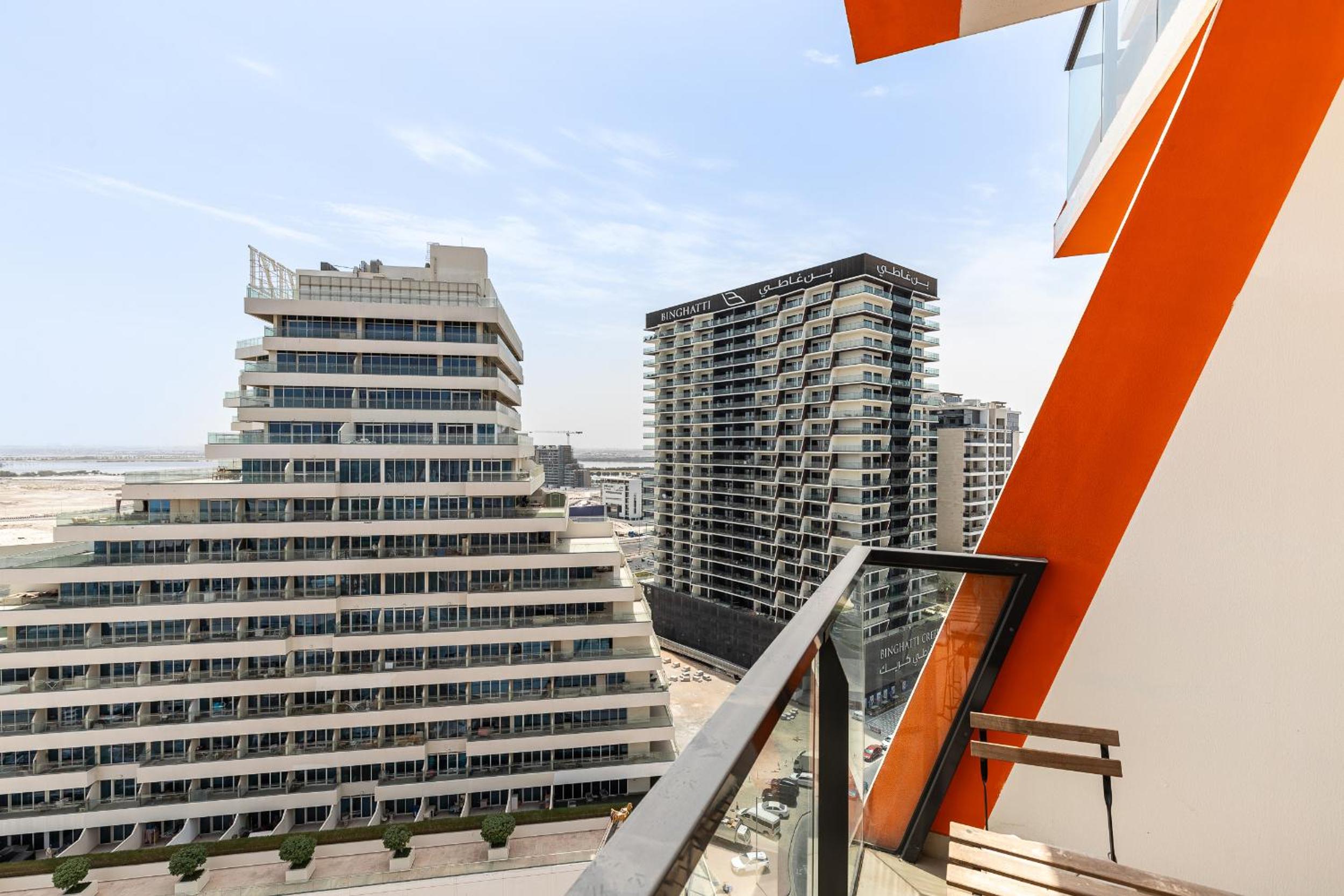 Binghatti Gateway Family 2BR with Balcony, Close to Dubai Mall & Burj Khalifa by Simply Comfort