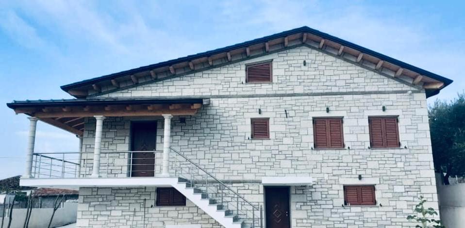 Ervis Villa