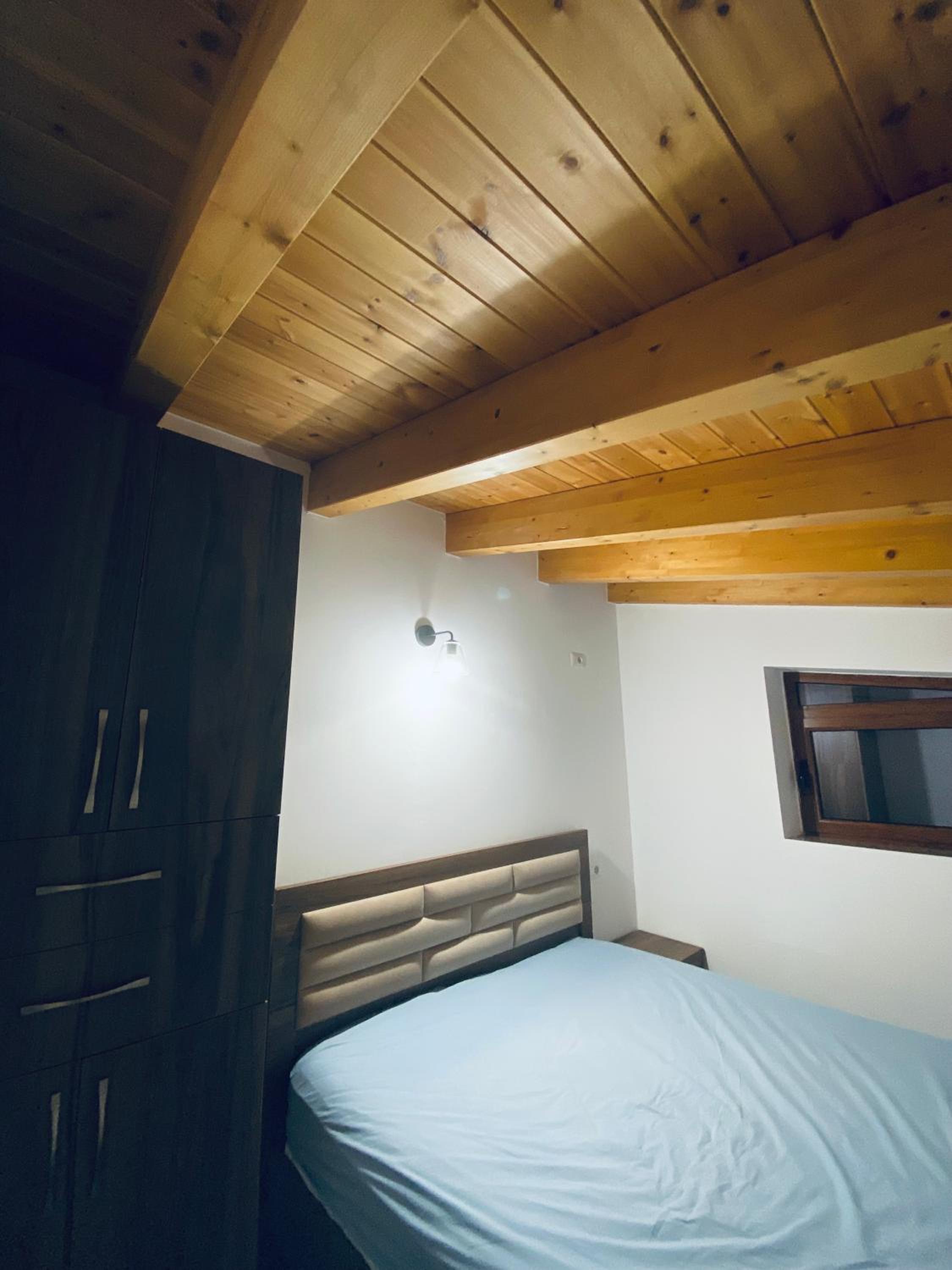 Ervis Villa