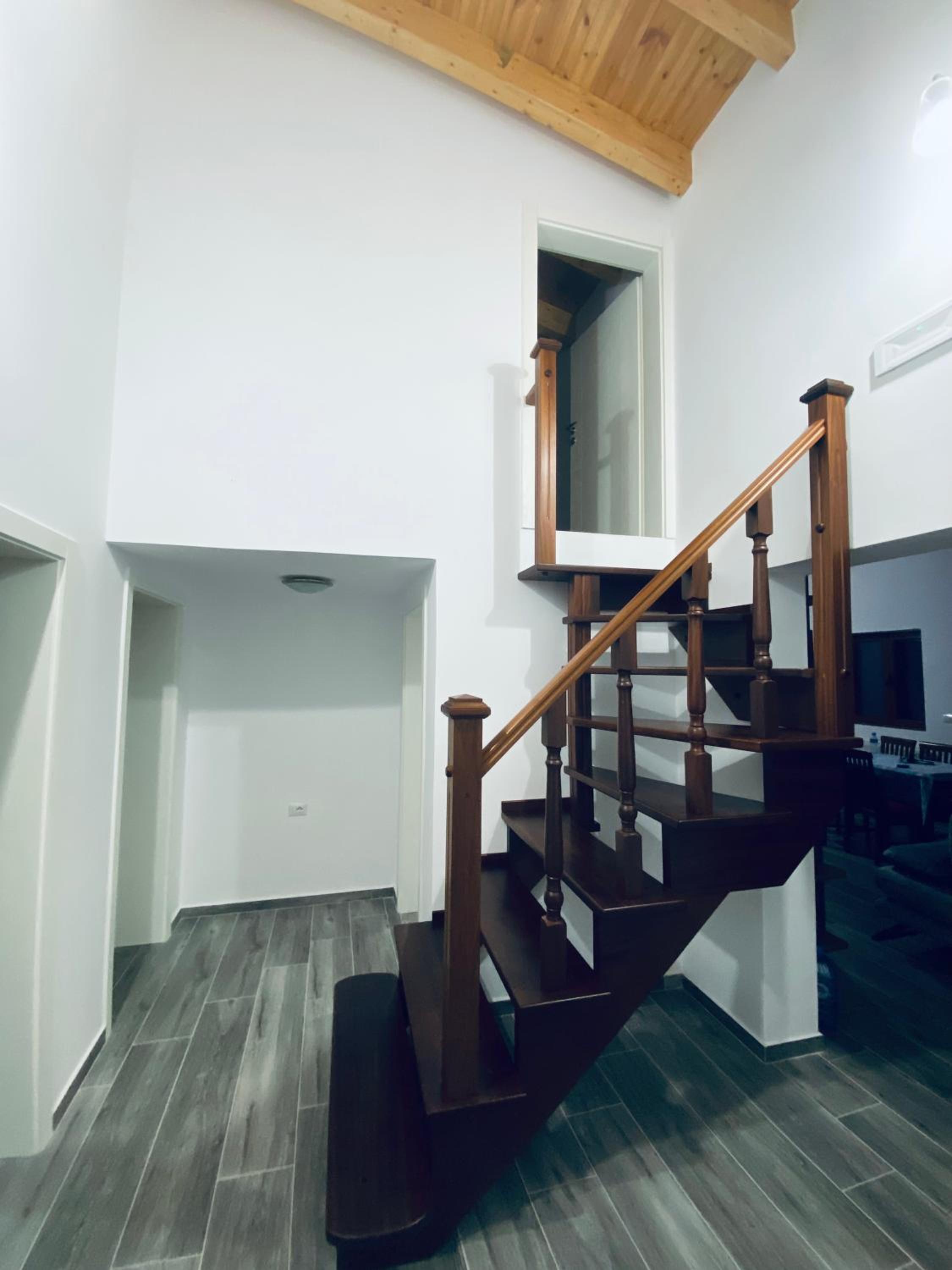 Ervis Villa