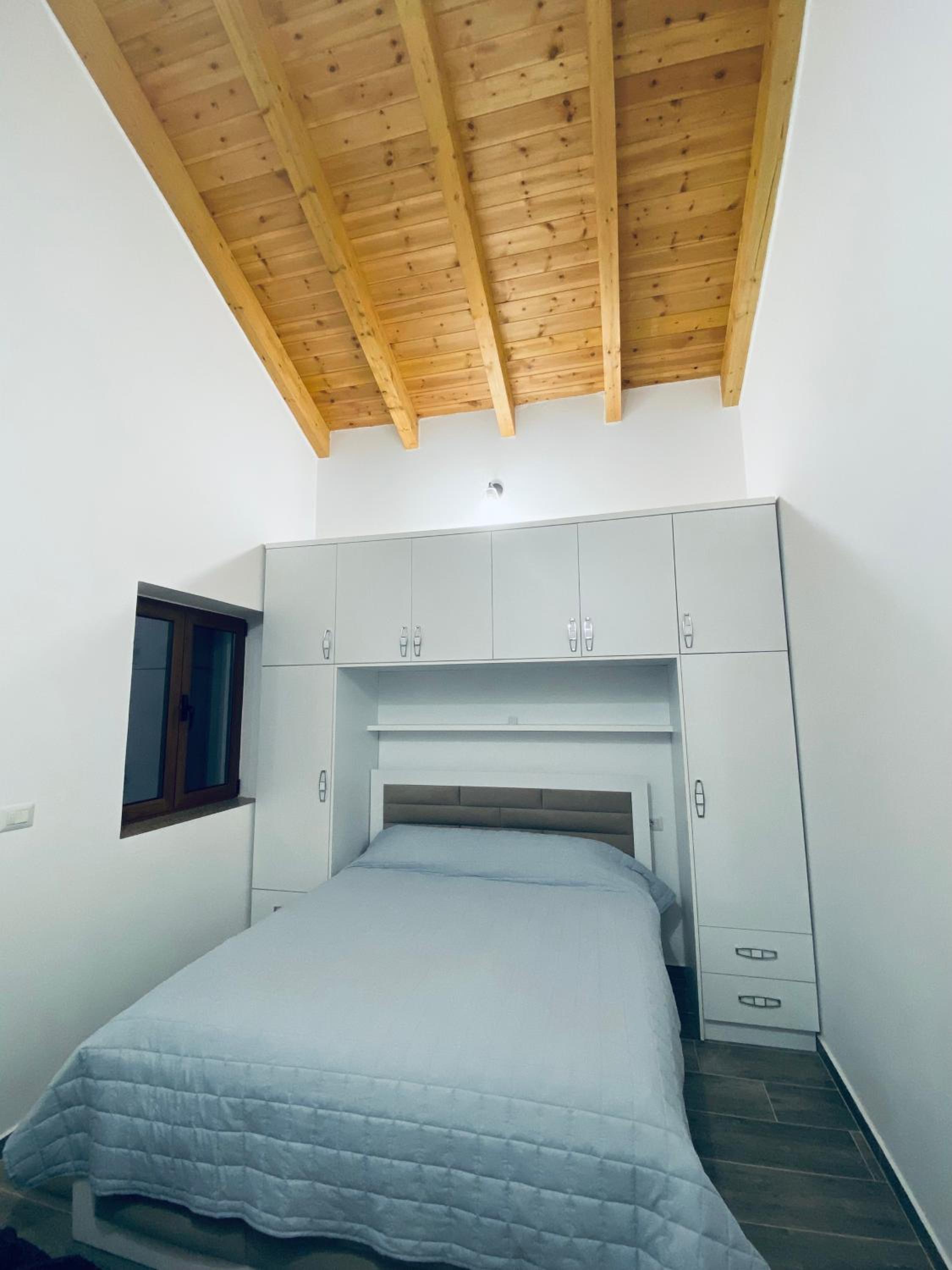Ervis Villa