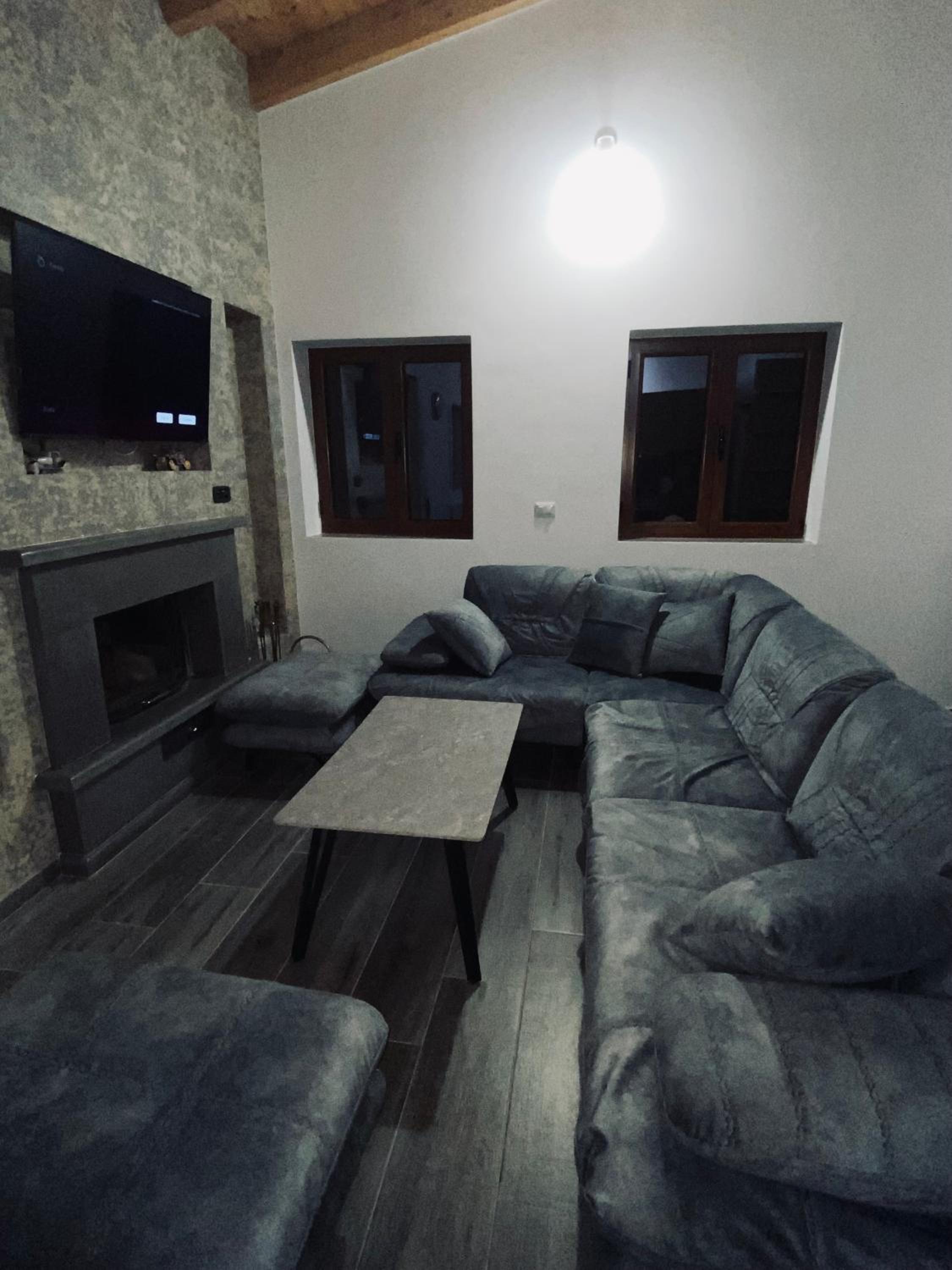 Ervis Villa