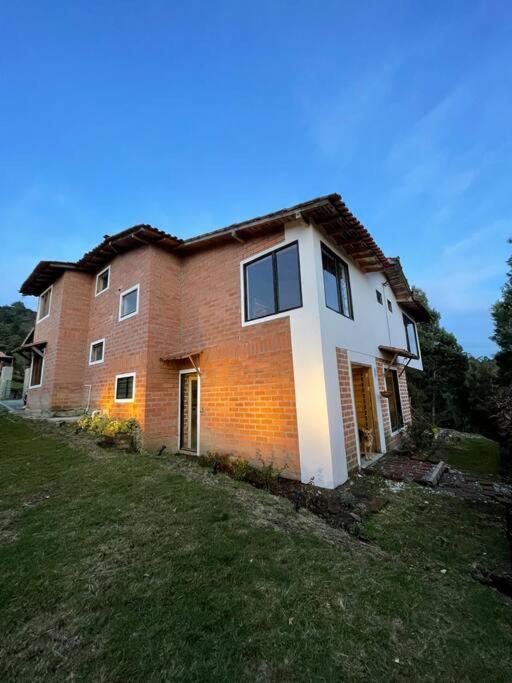 Casa de Campo completa ubicada en Santa Elena