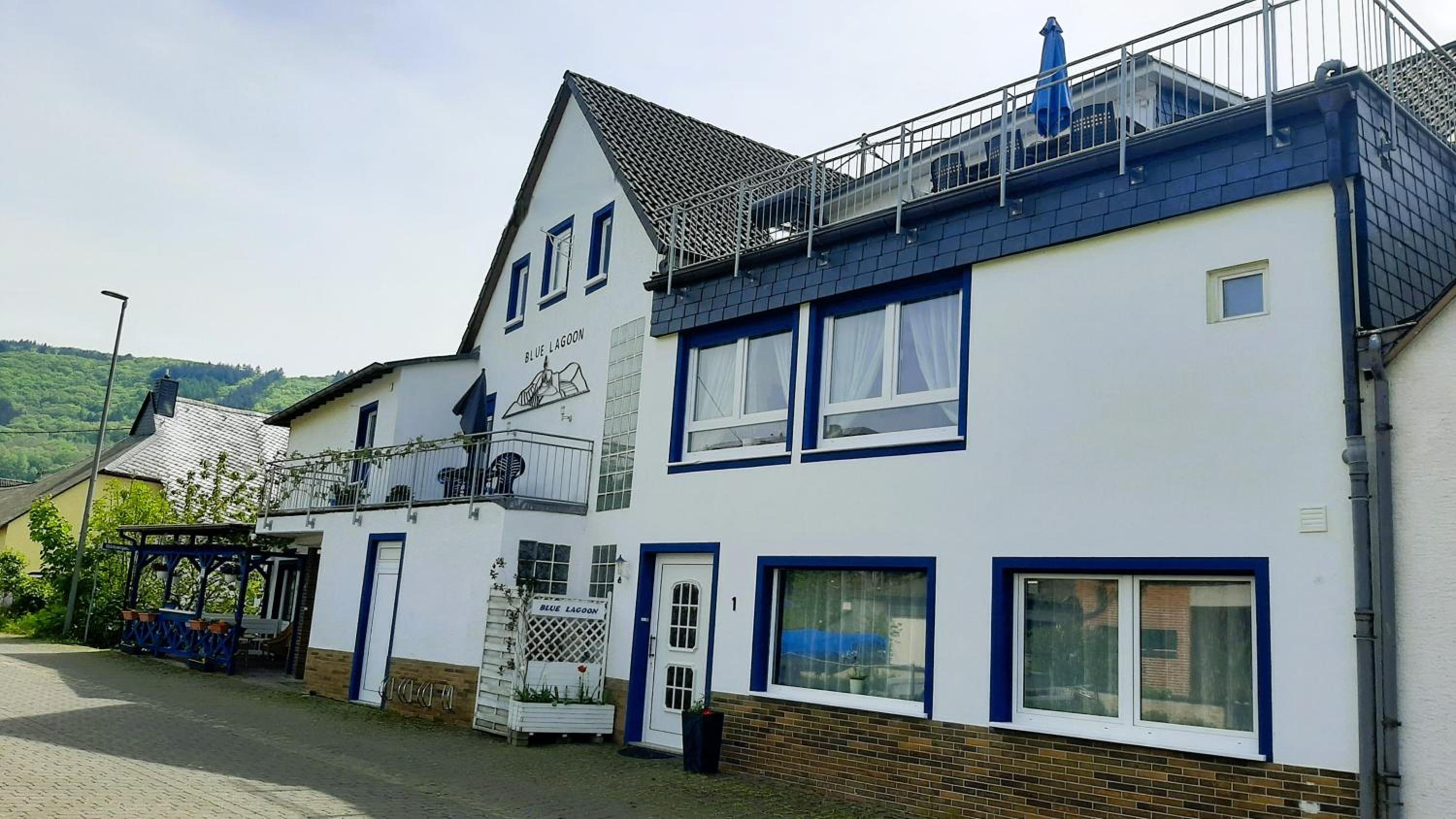 Blue Lagoon Holiday Apartments & Double Room with Balcony