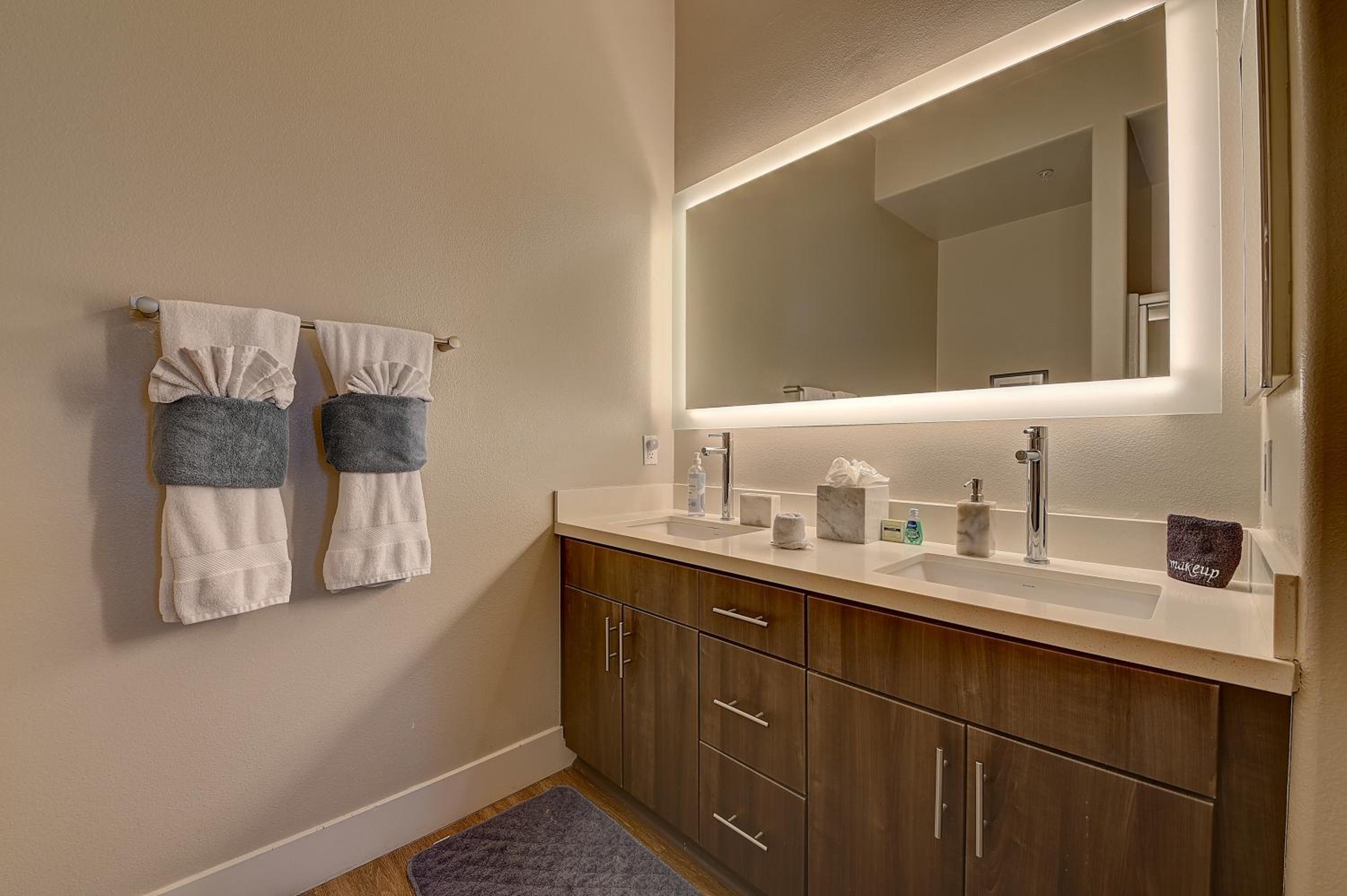 Los Angeles Vacations - Penthouse One Bedroom Garden View Condo by UCLA - Property Image 46