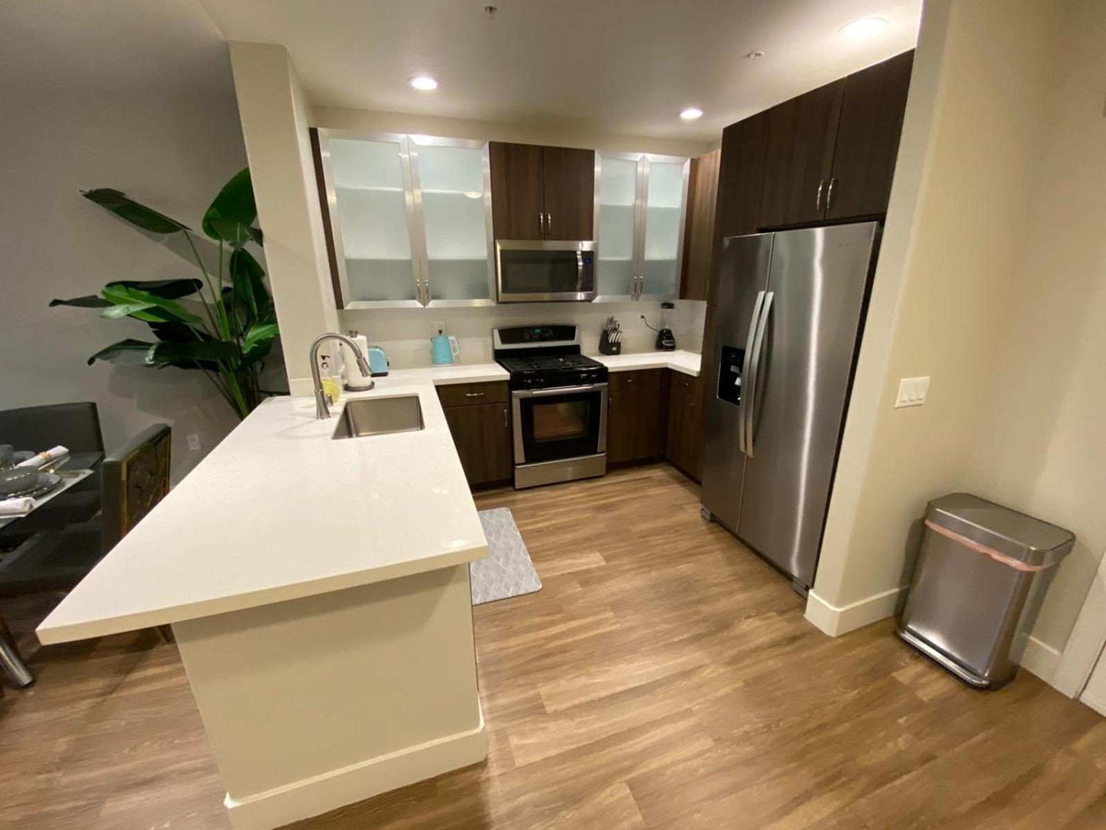 Los Angeles Vacations - Penthouse One Bedroom Garden View Condo by UCLA - Property Image 47