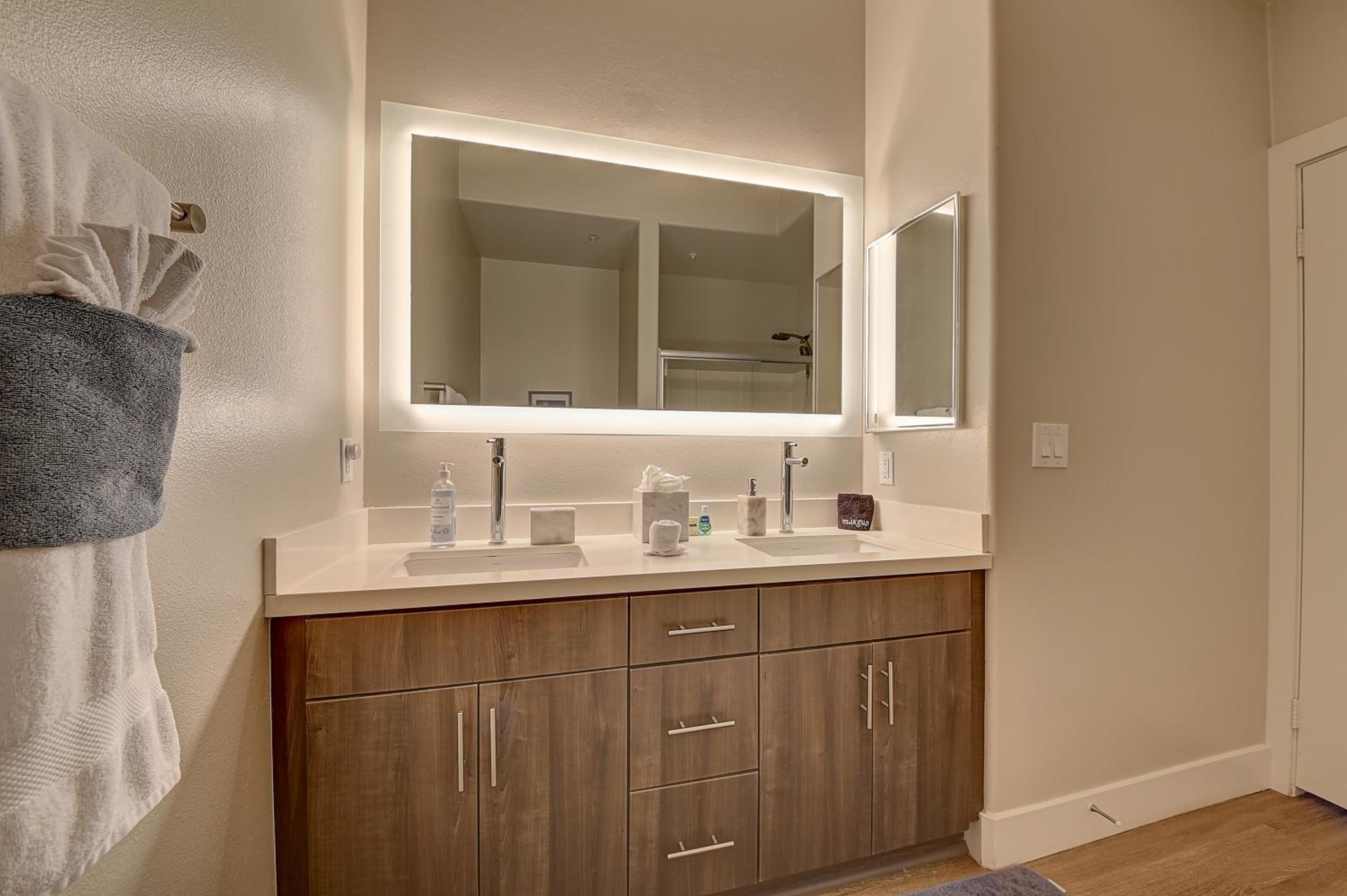 Los Angeles Vacations - Penthouse One Bedroom Garden View Condo by UCLA - Property Image 49