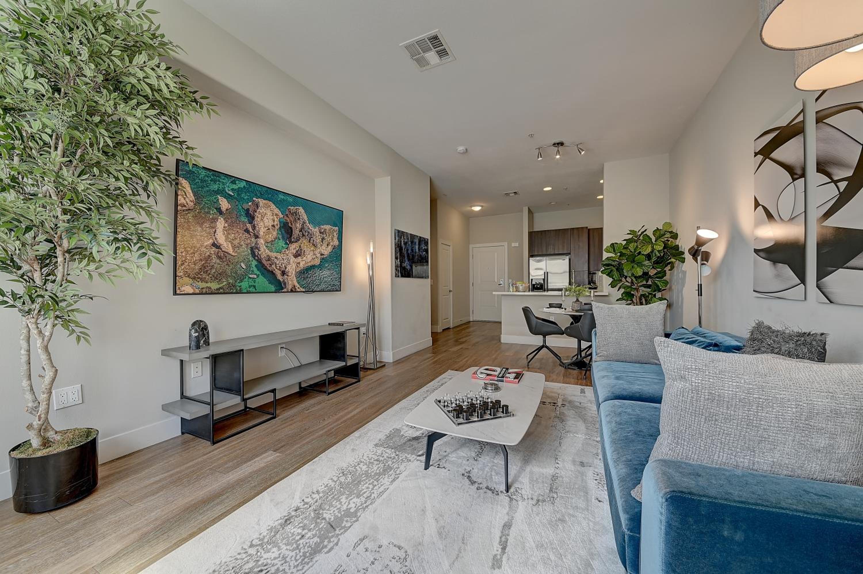 Los Angeles Vacations - Penthouse One Bedroom Garden View Condo by UCLA - Property Image 34