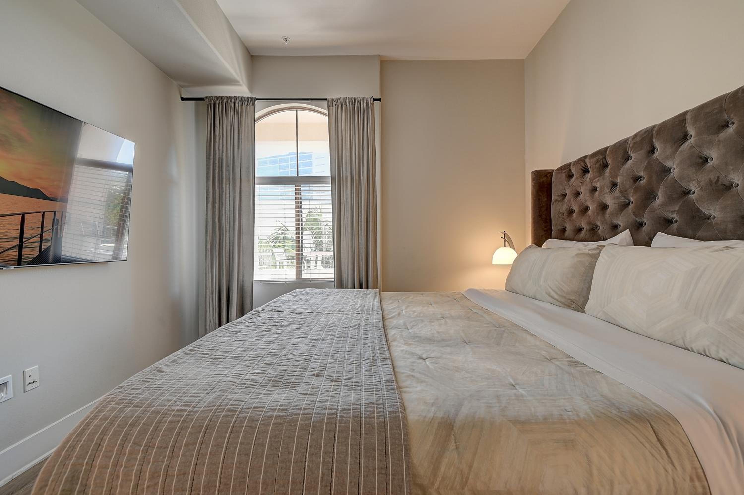 Los Angeles Vacations - Penthouse One Bedroom Garden View Condo by UCLA - Property Image 51