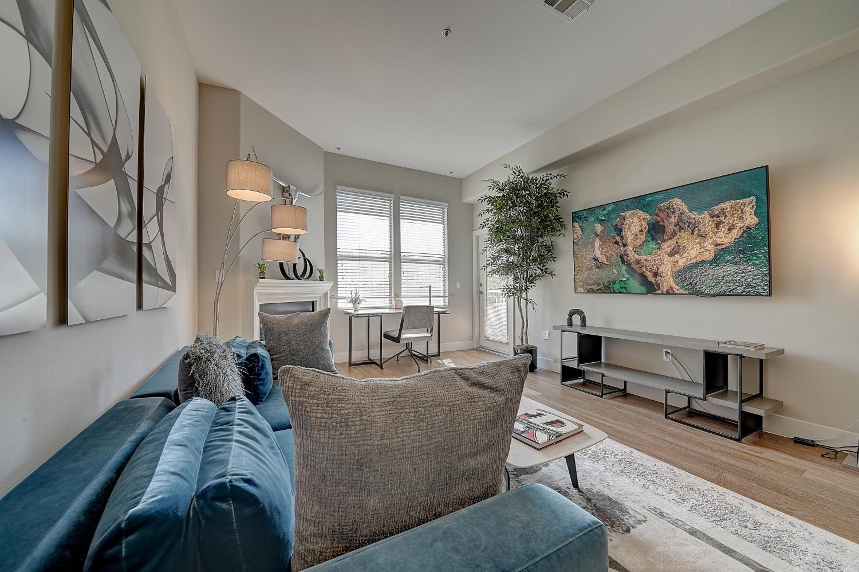 Los Angeles Vacations - Penthouse One Bedroom Garden View Condo by UCLA - Property Image 64