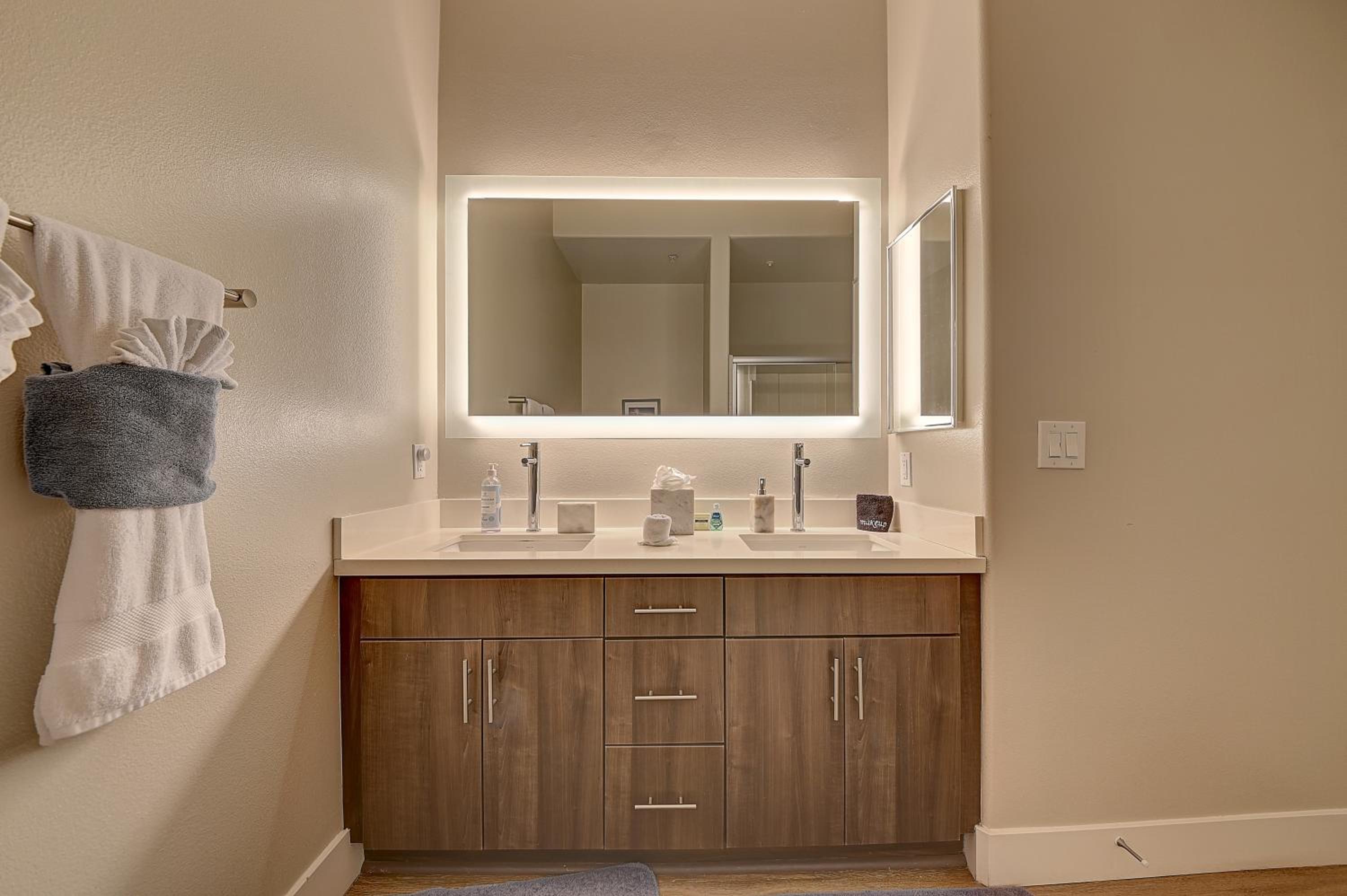 Los Angeles Vacations - Penthouse One Bedroom Garden View Condo by UCLA - Property Image 16