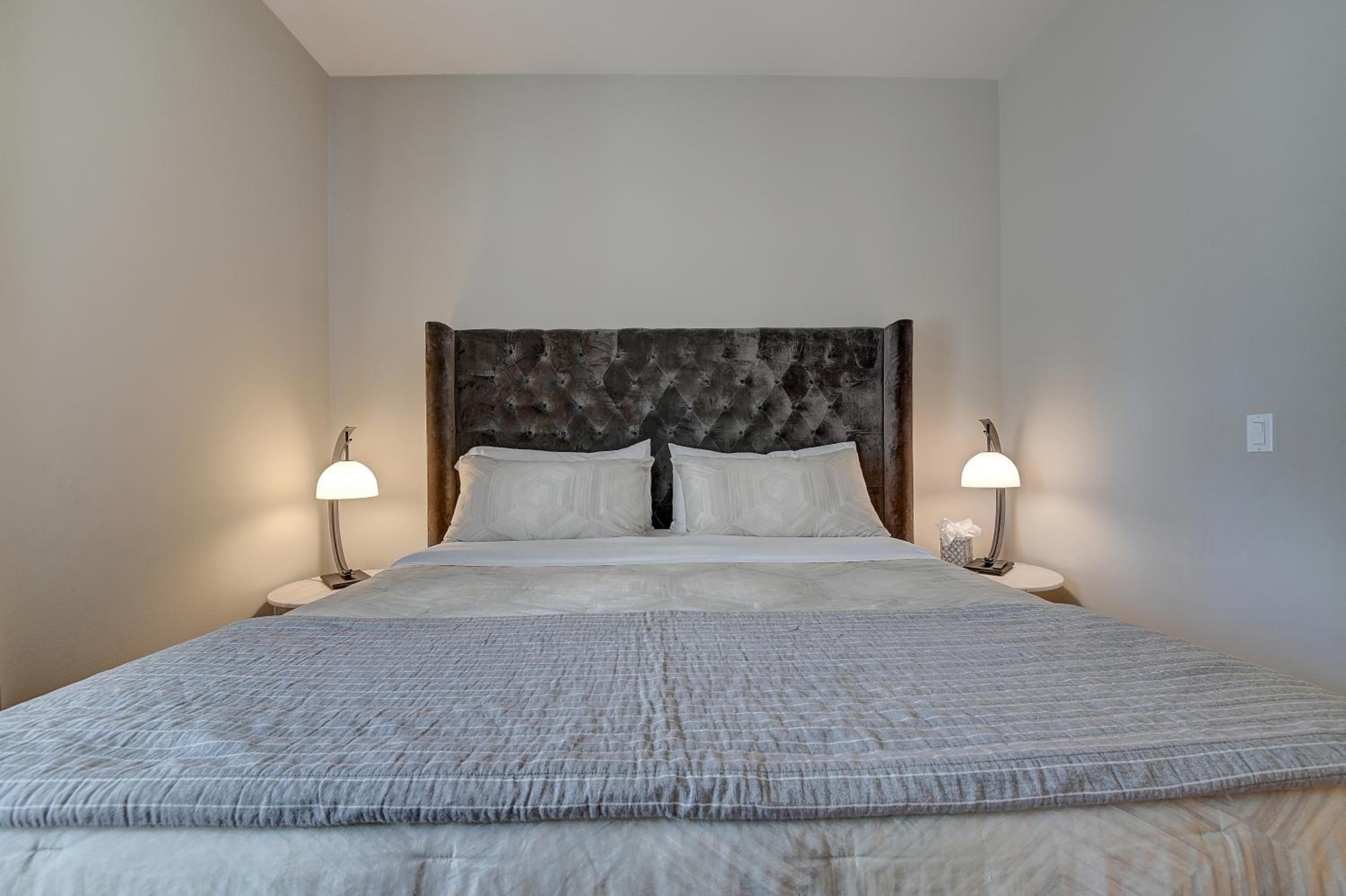 Los Angeles Vacations - Penthouse One Bedroom Garden View Condo by UCLA - Property Image 13