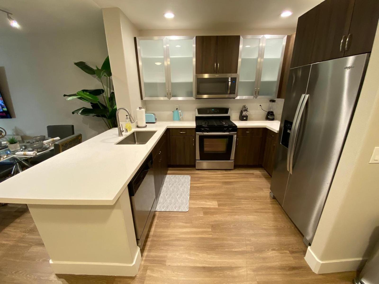 Los Angeles Vacations - Penthouse One Bedroom Garden View Condo by UCLA - Property Image 12