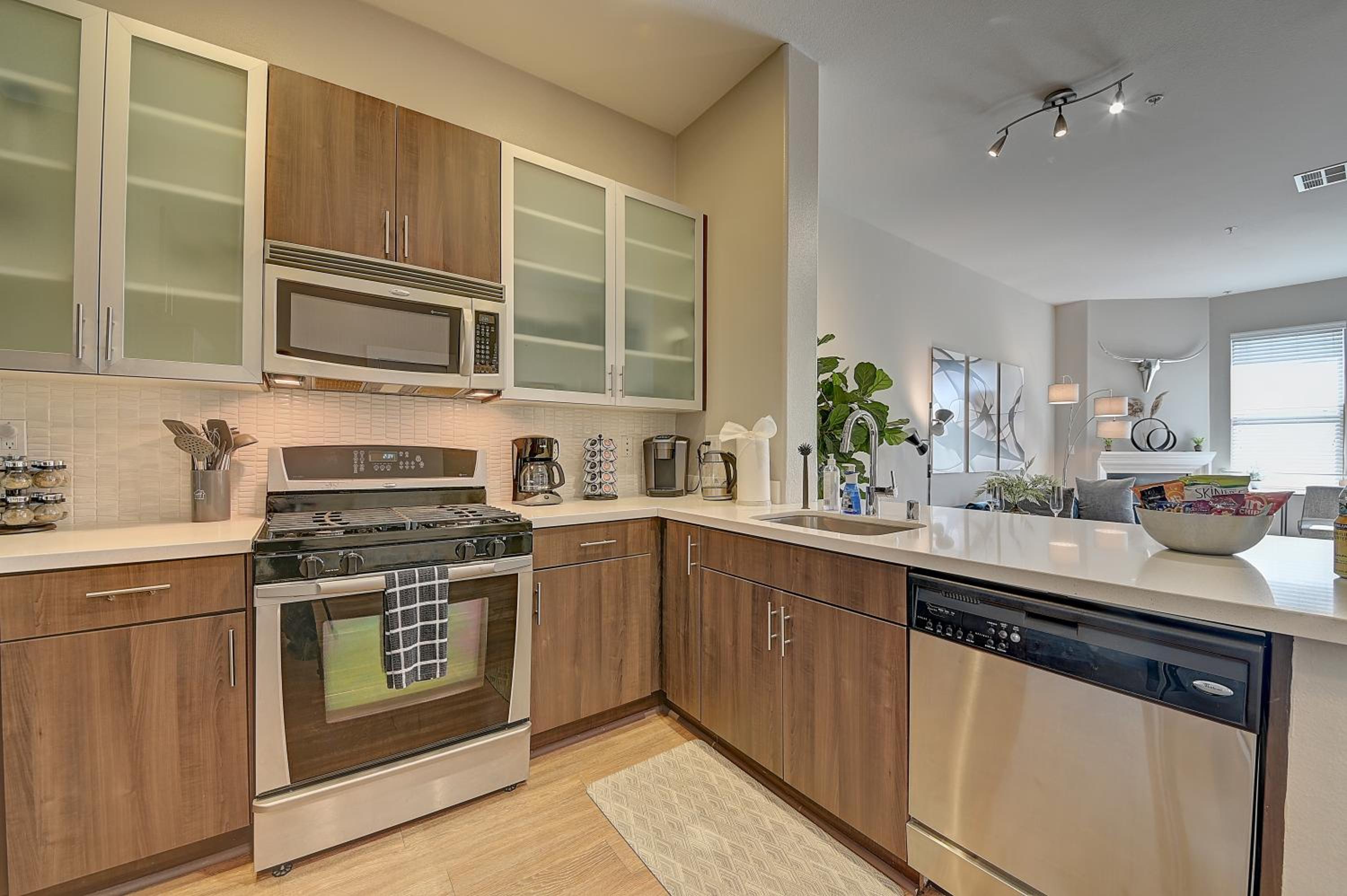 Los Angeles Vacations - Penthouse One Bedroom Garden View Condo by UCLA - Property Image 9